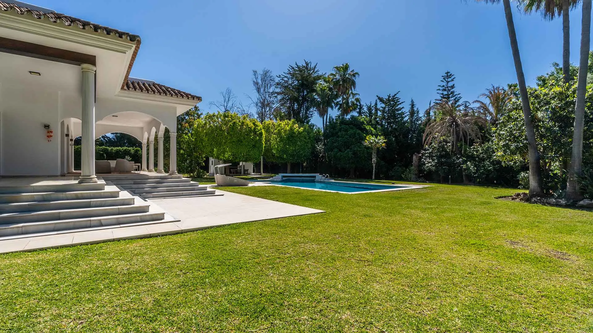 For sale Guadalmina Baja 6 bedrooms villa