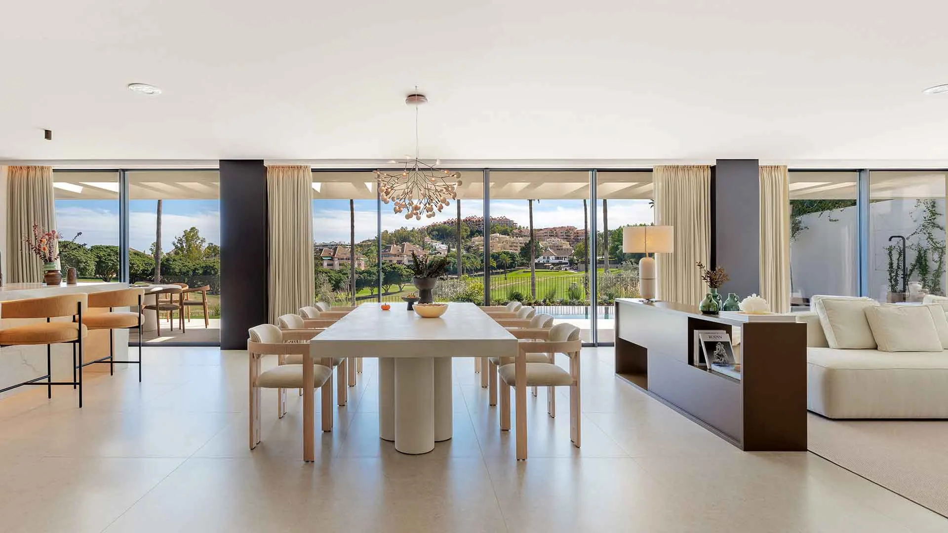 Se vende villa en Los Naranjos Golf con 4 dormitorios