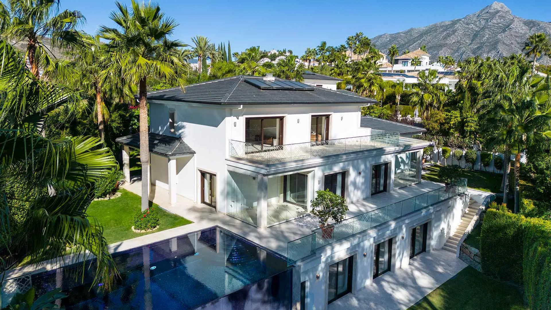 Villa en venta con 5 dormitorios en Nueva Andalucia