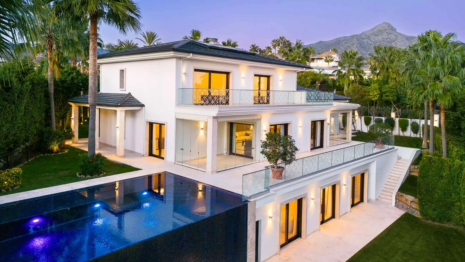 Villa en venta con 5 dormitorios en Nueva Andalucia