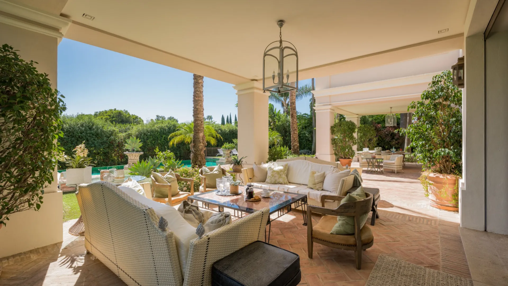 Villa en venta con 8 dormitorios en Guadalmina Baja