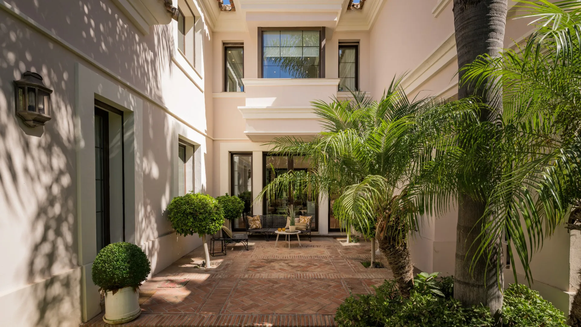 Villa en venta con 8 dormitorios en Guadalmina Baja