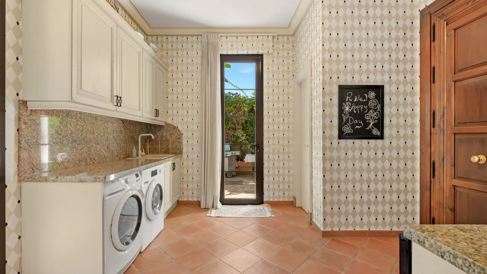 Villa en venta con 8 dormitorios en Guadalmina Baja