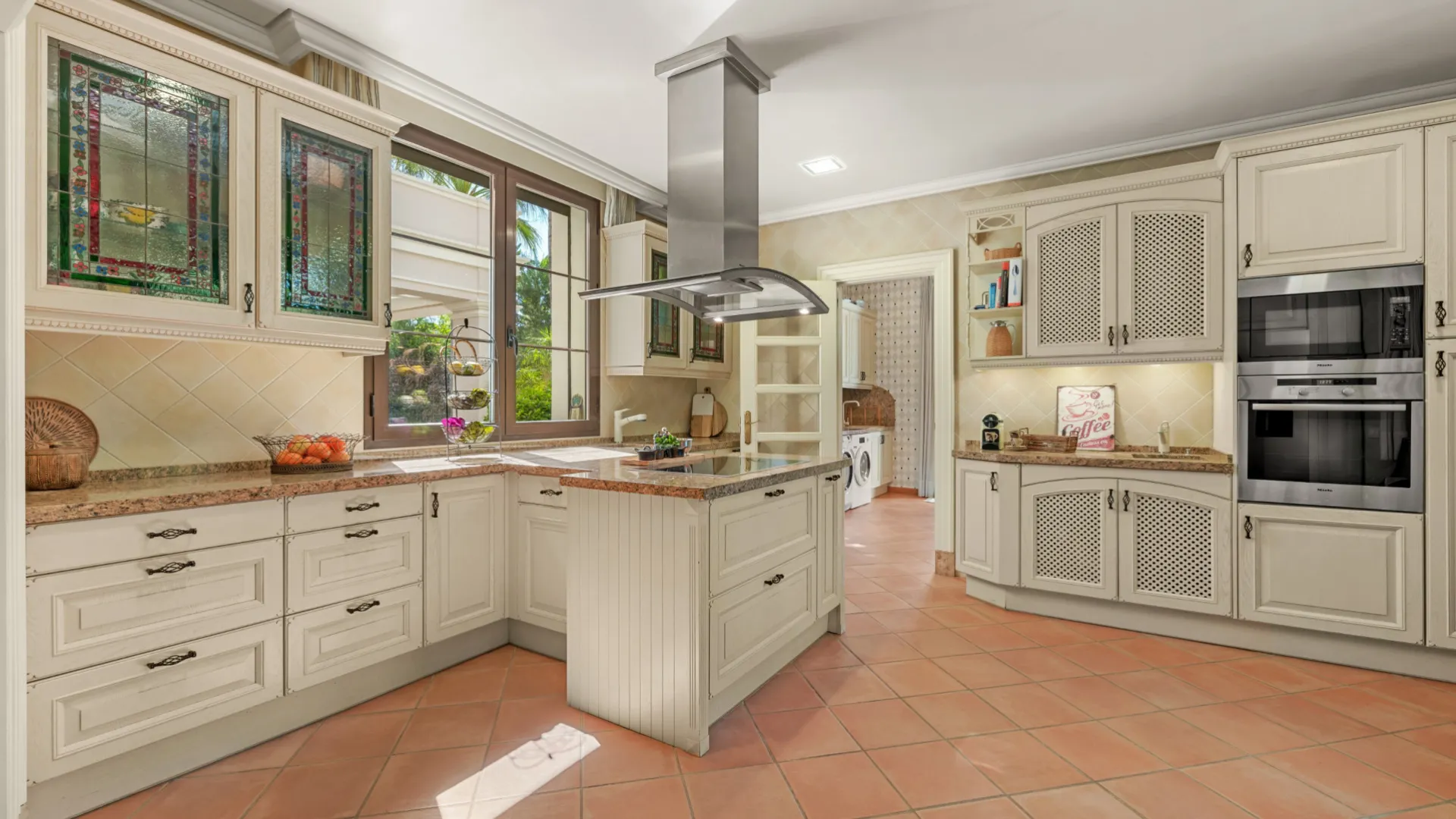 Villa en venta con 8 dormitorios en Guadalmina Baja