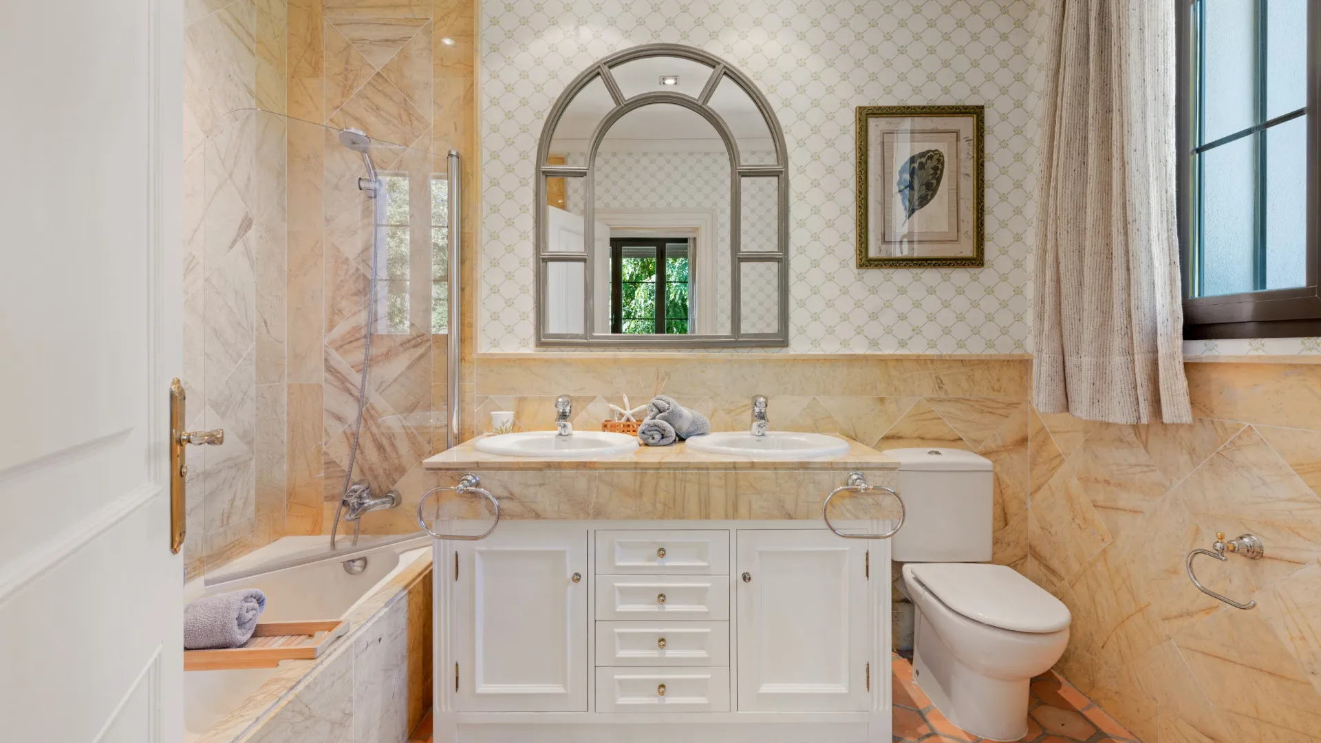 Villa en venta con 8 dormitorios en Guadalmina Baja