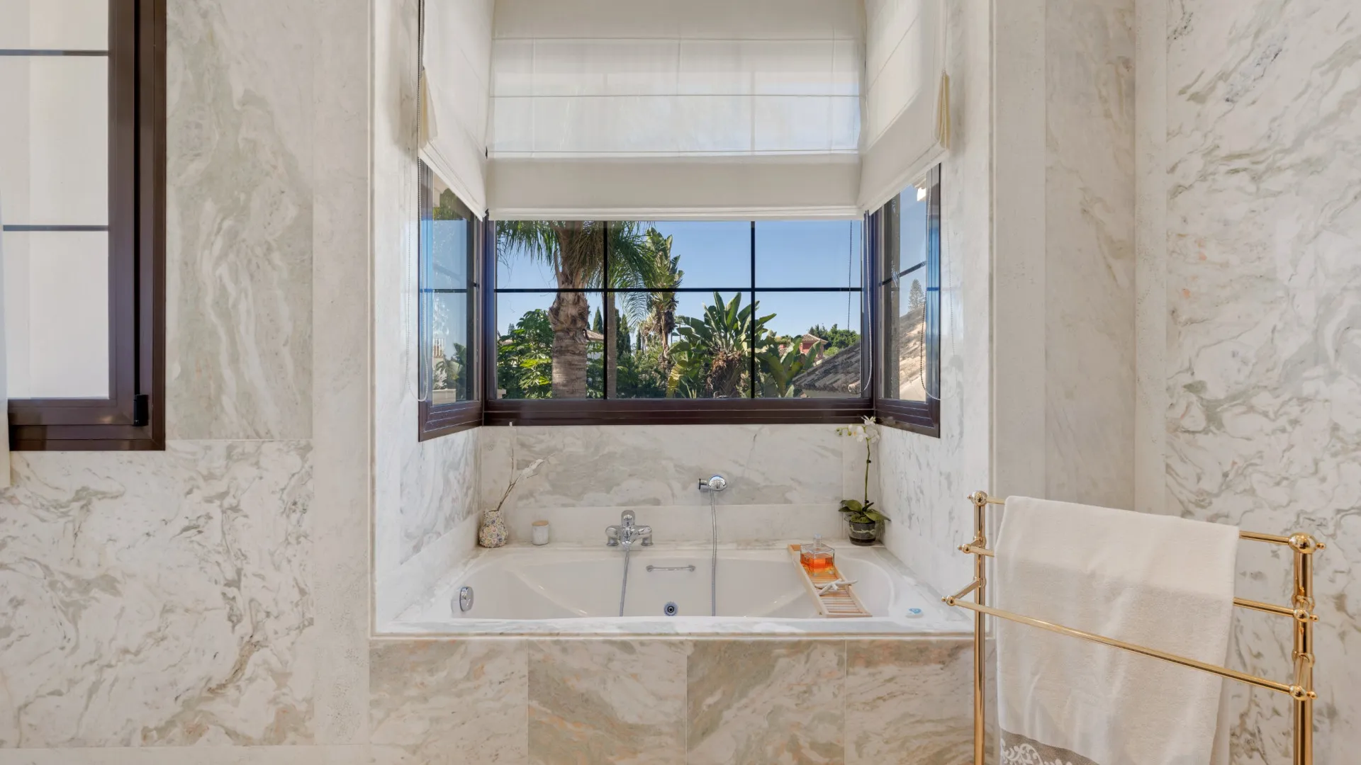 Villa en venta con 8 dormitorios en Guadalmina Baja