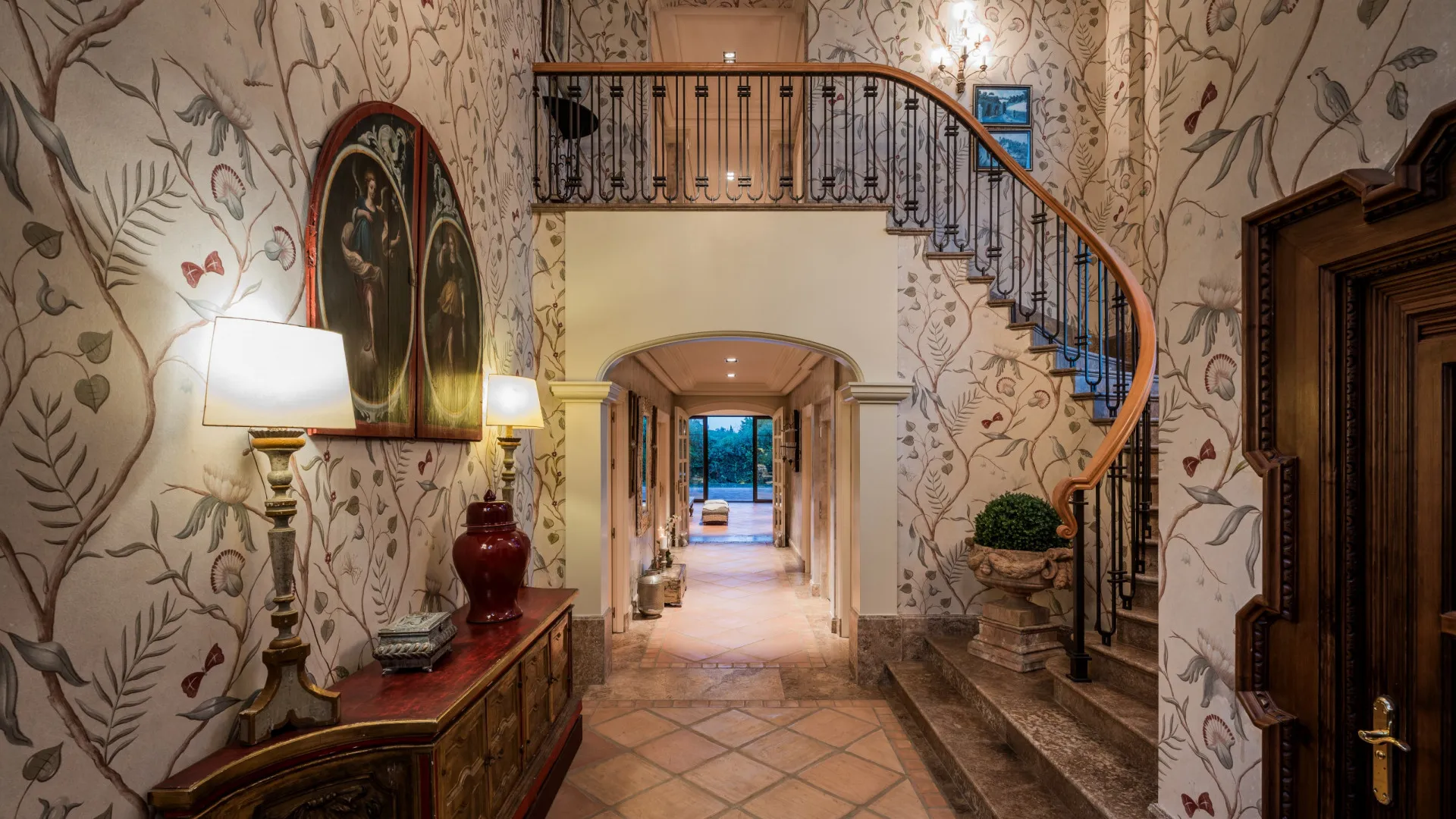 Villa en venta con 8 dormitorios en Guadalmina Baja