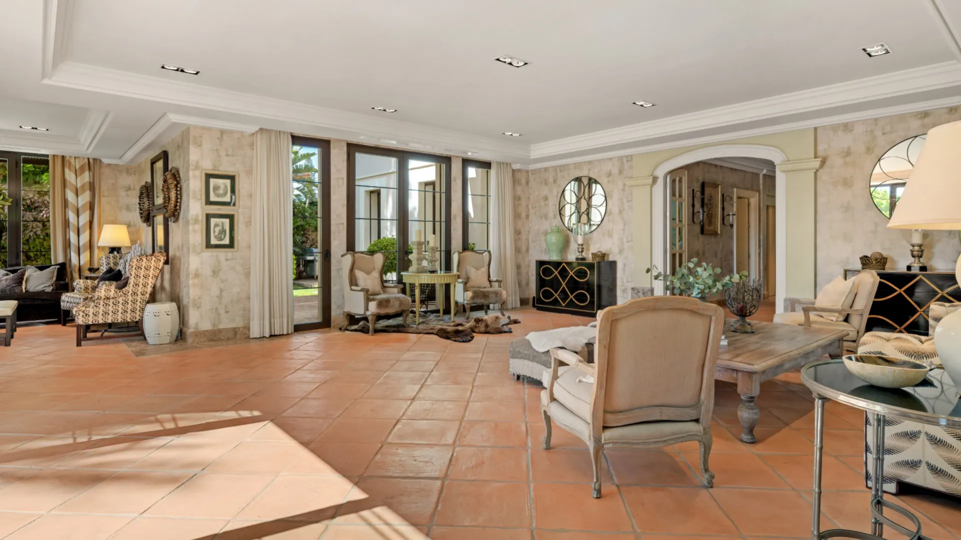 Villa en venta con 8 dormitorios en Guadalmina Baja