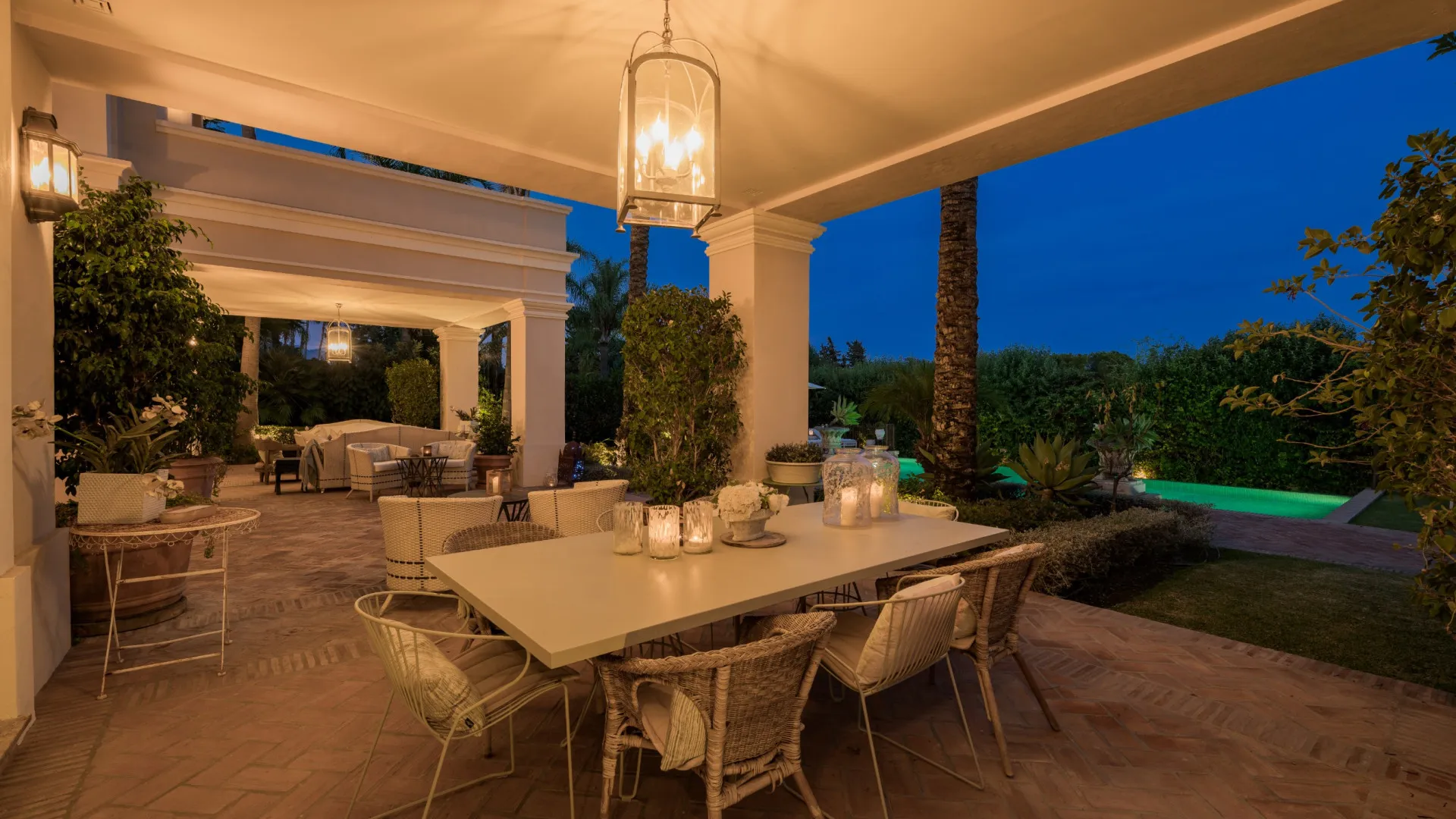 Villa en venta con 8 dormitorios en Guadalmina Baja