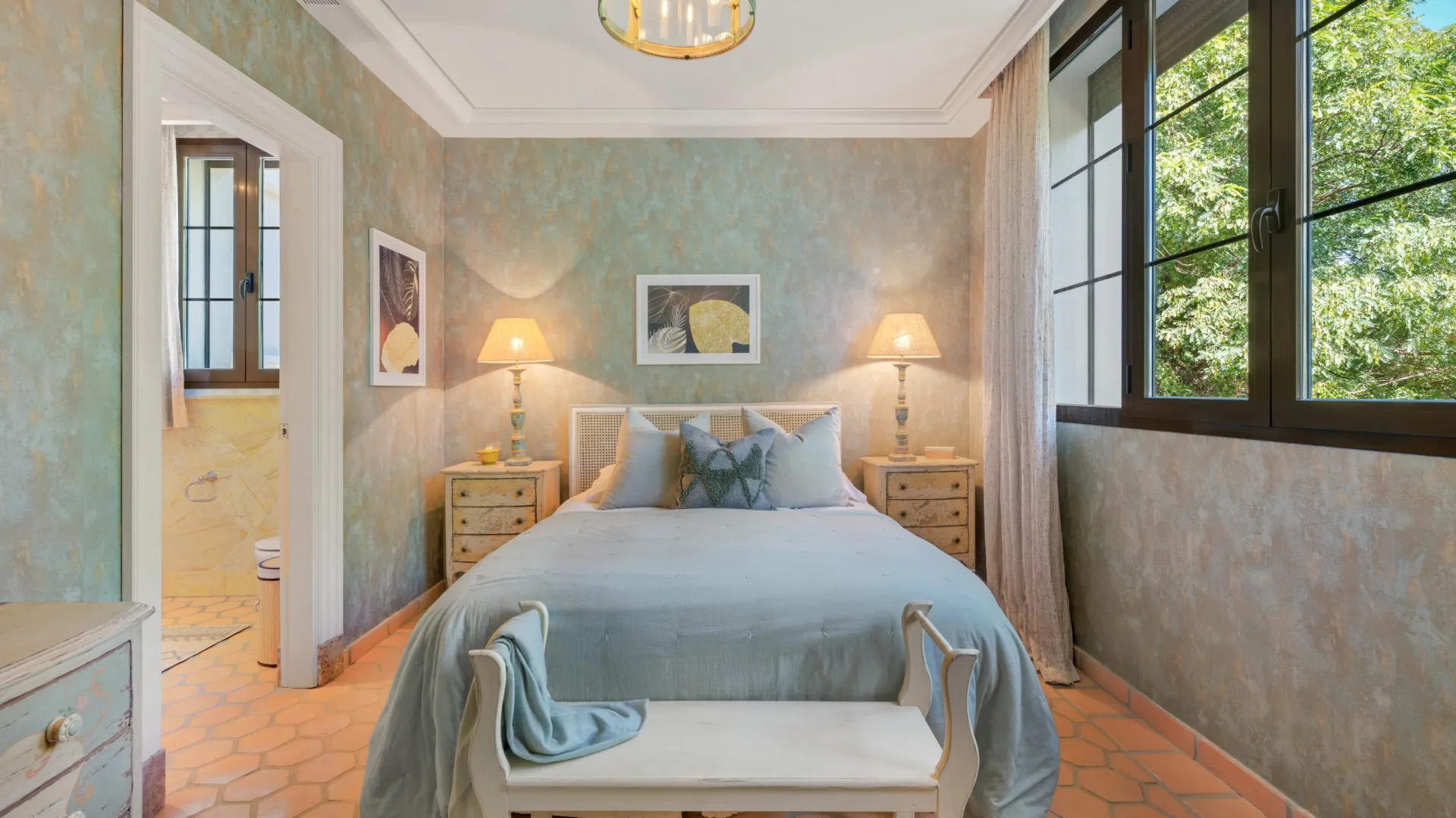 Villa en venta con 8 dormitorios en Guadalmina Baja