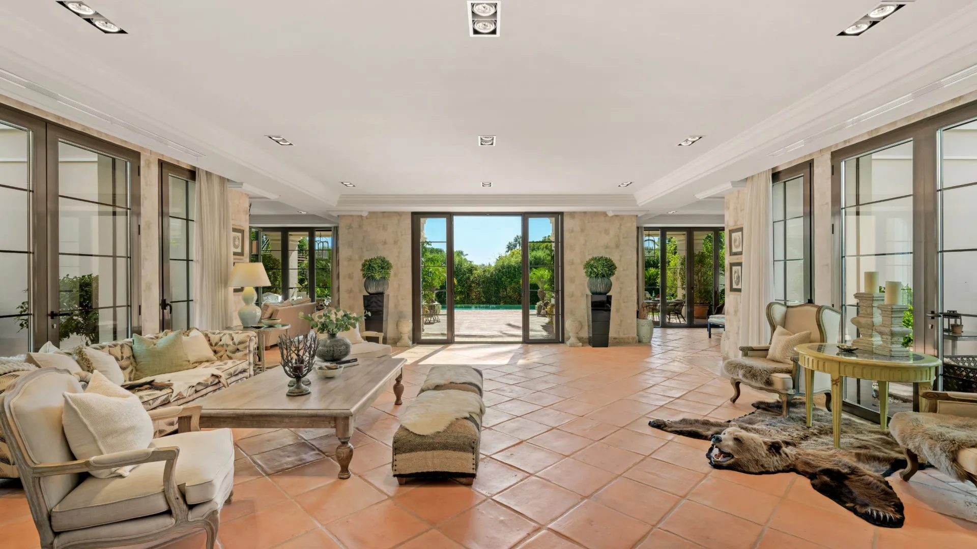 Villa en venta con 8 dormitorios en Guadalmina Baja