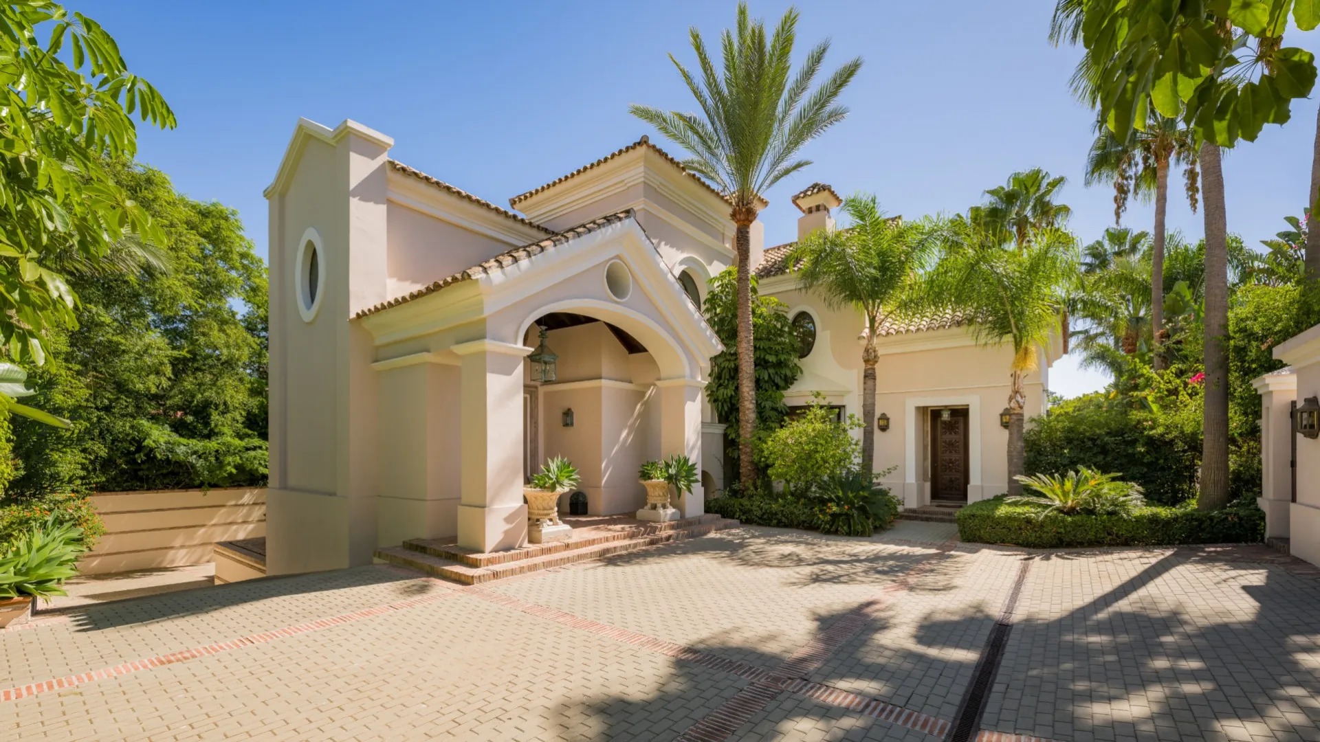 Villa en venta con 8 dormitorios en Guadalmina Baja