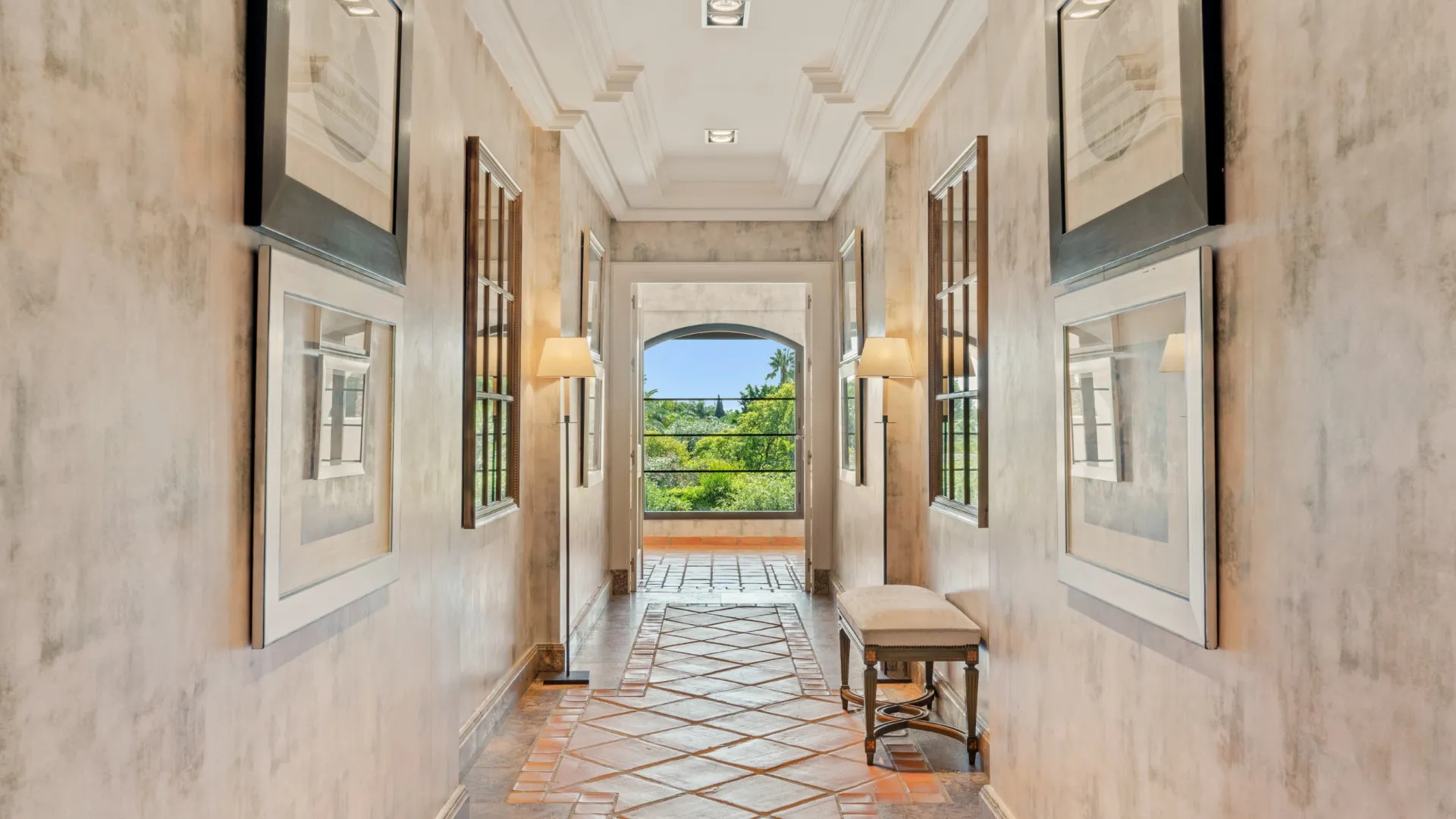 Villa en venta con 8 dormitorios en Guadalmina Baja