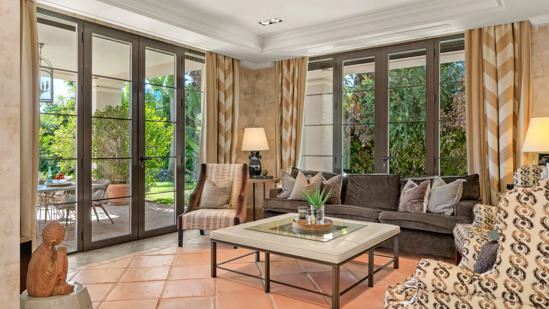 Villa en venta con 8 dormitorios en Guadalmina Baja