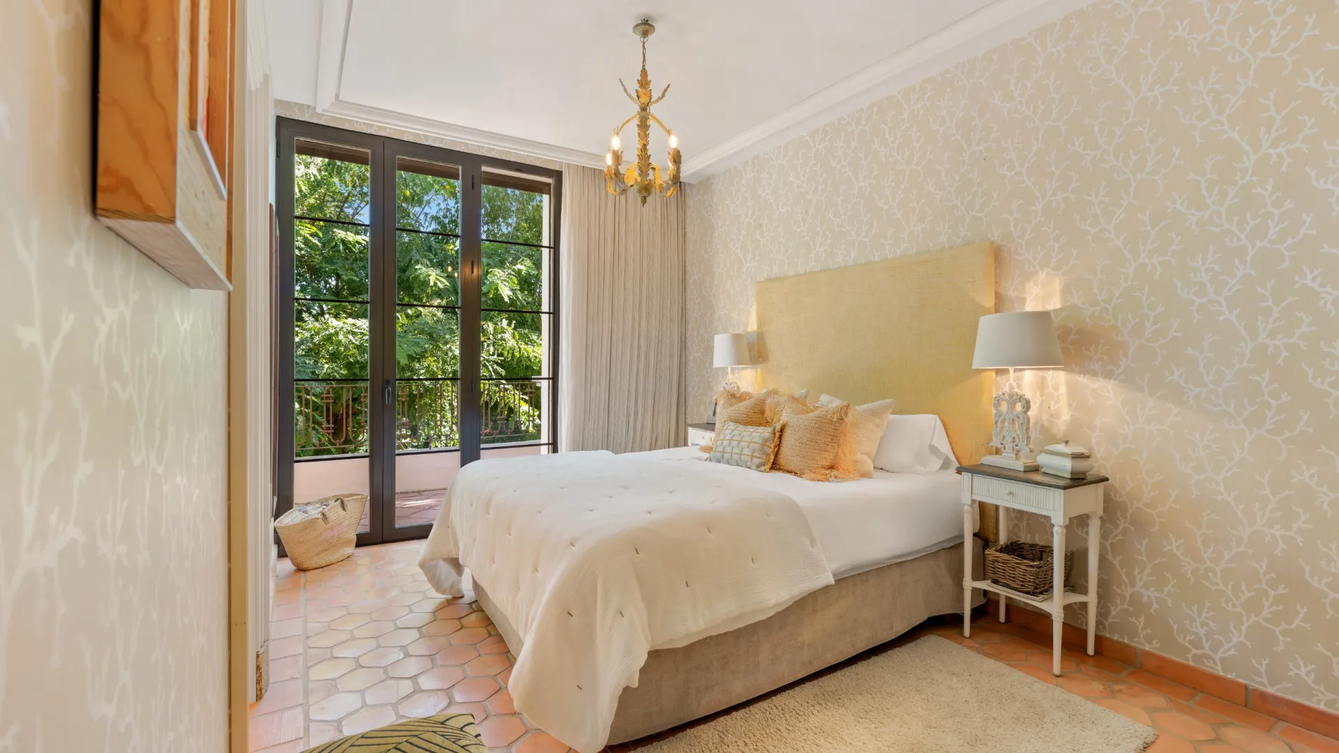 Villa en venta con 8 dormitorios en Guadalmina Baja