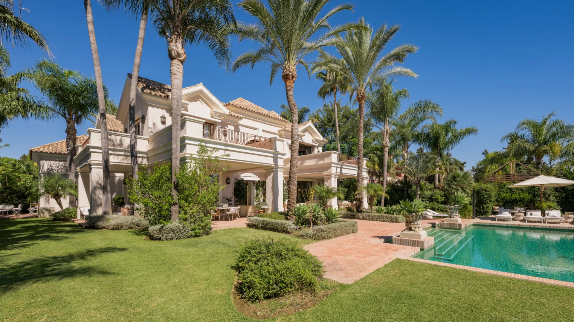 Villa en venta con 8 dormitorios en Guadalmina Baja