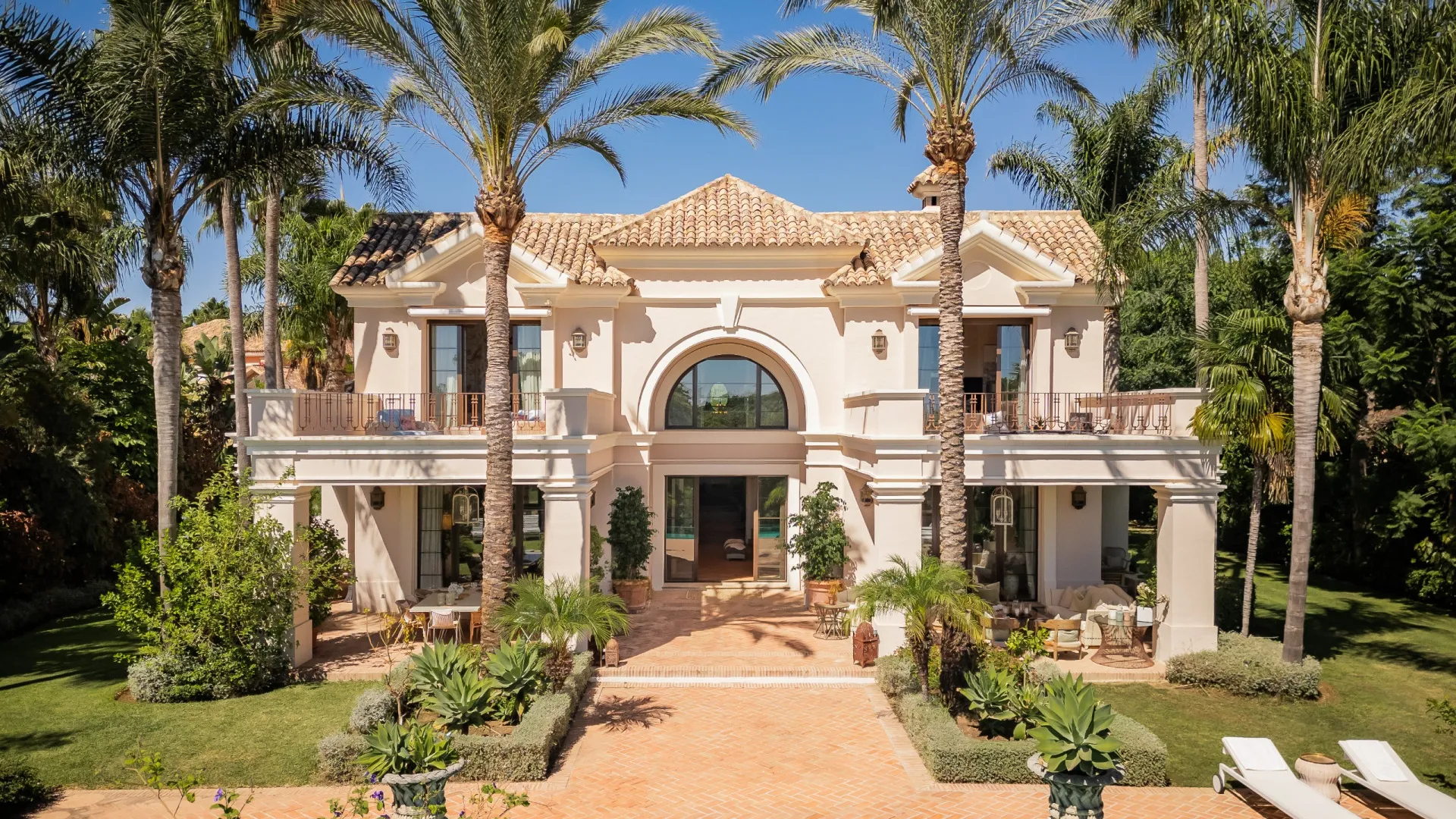 Villa en venta con 8 dormitorios en Guadalmina Baja