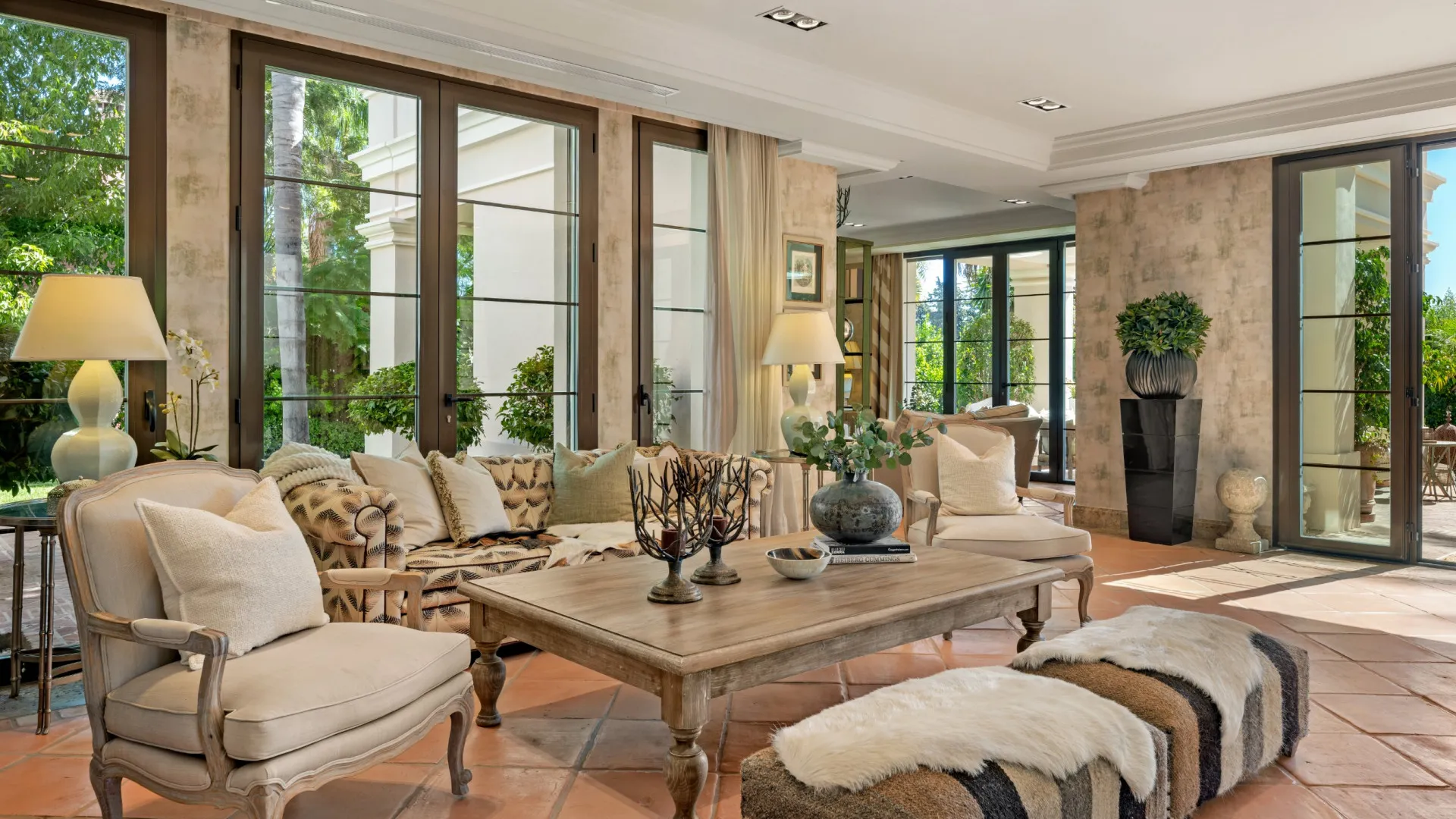 Villa en venta con 8 dormitorios en Guadalmina Baja