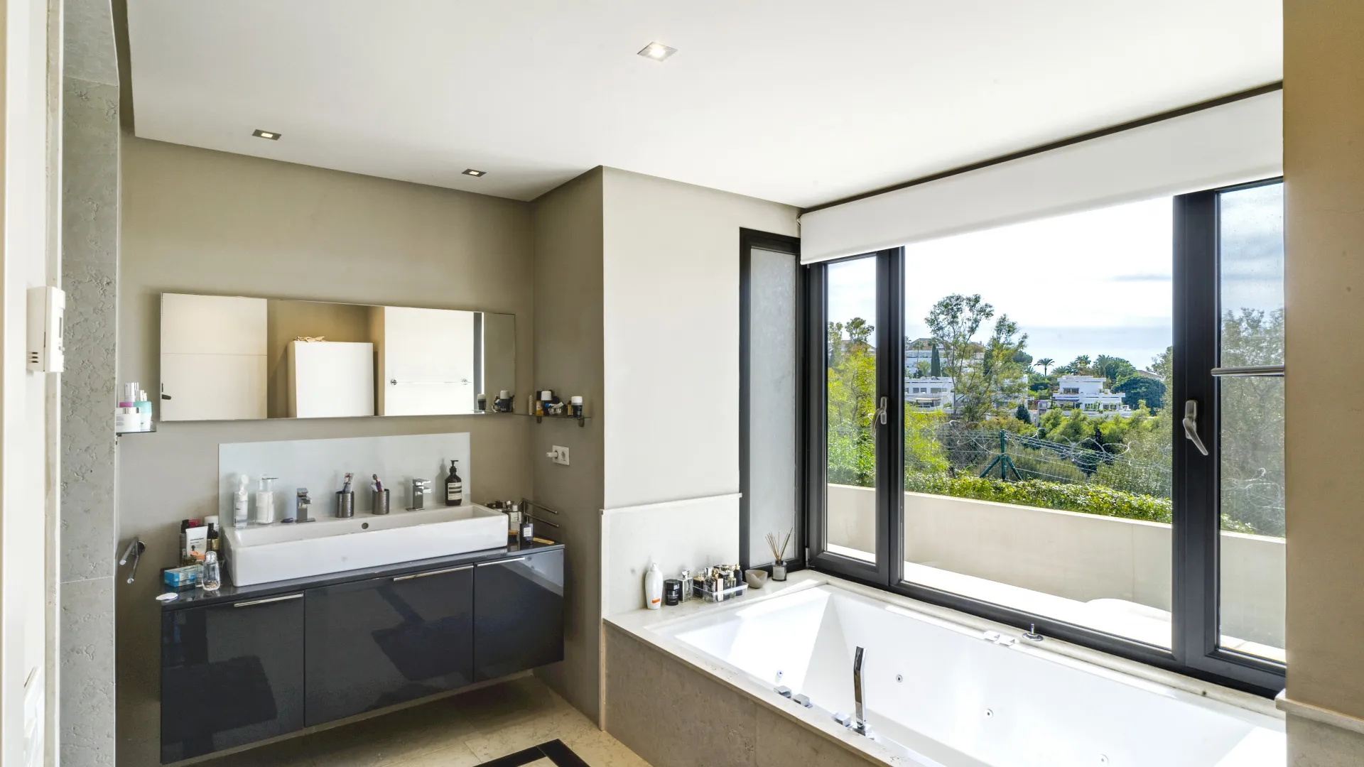 5 bedrooms villa for sale in Lomas de Magna Marbella