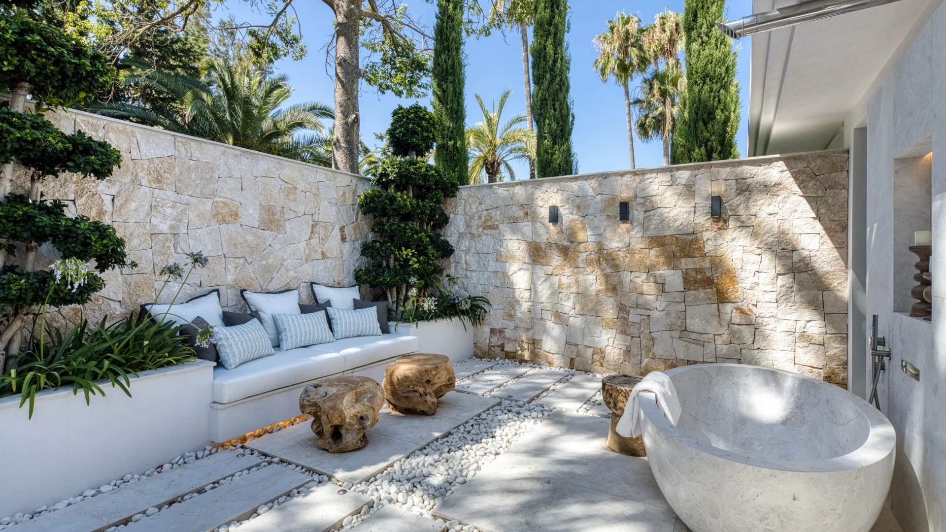 Buy 7 bedrooms villa in Las Brisas