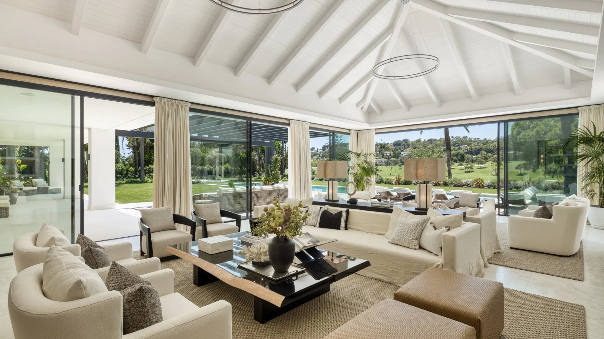 Buy 7 bedrooms villa in Las Brisas