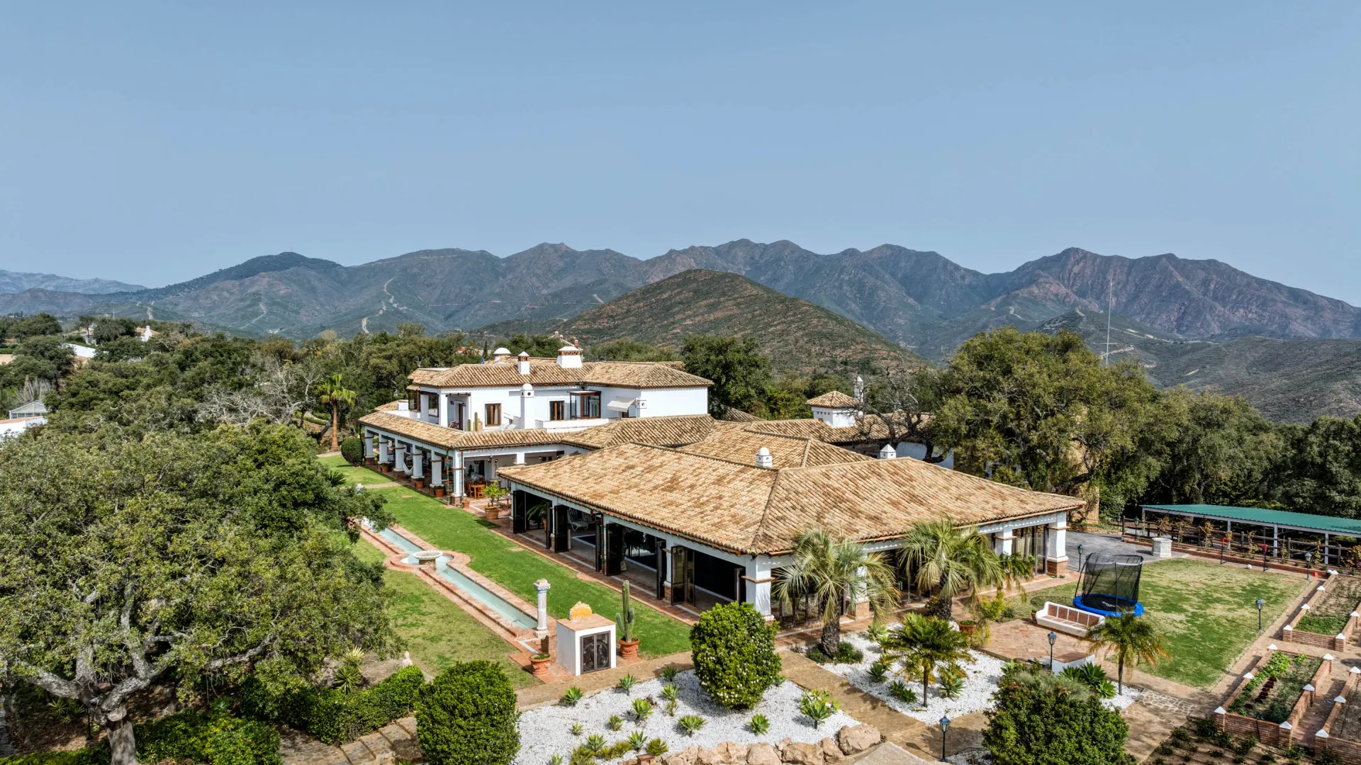 Villa a la venta de 7 dormitorios en Elviria