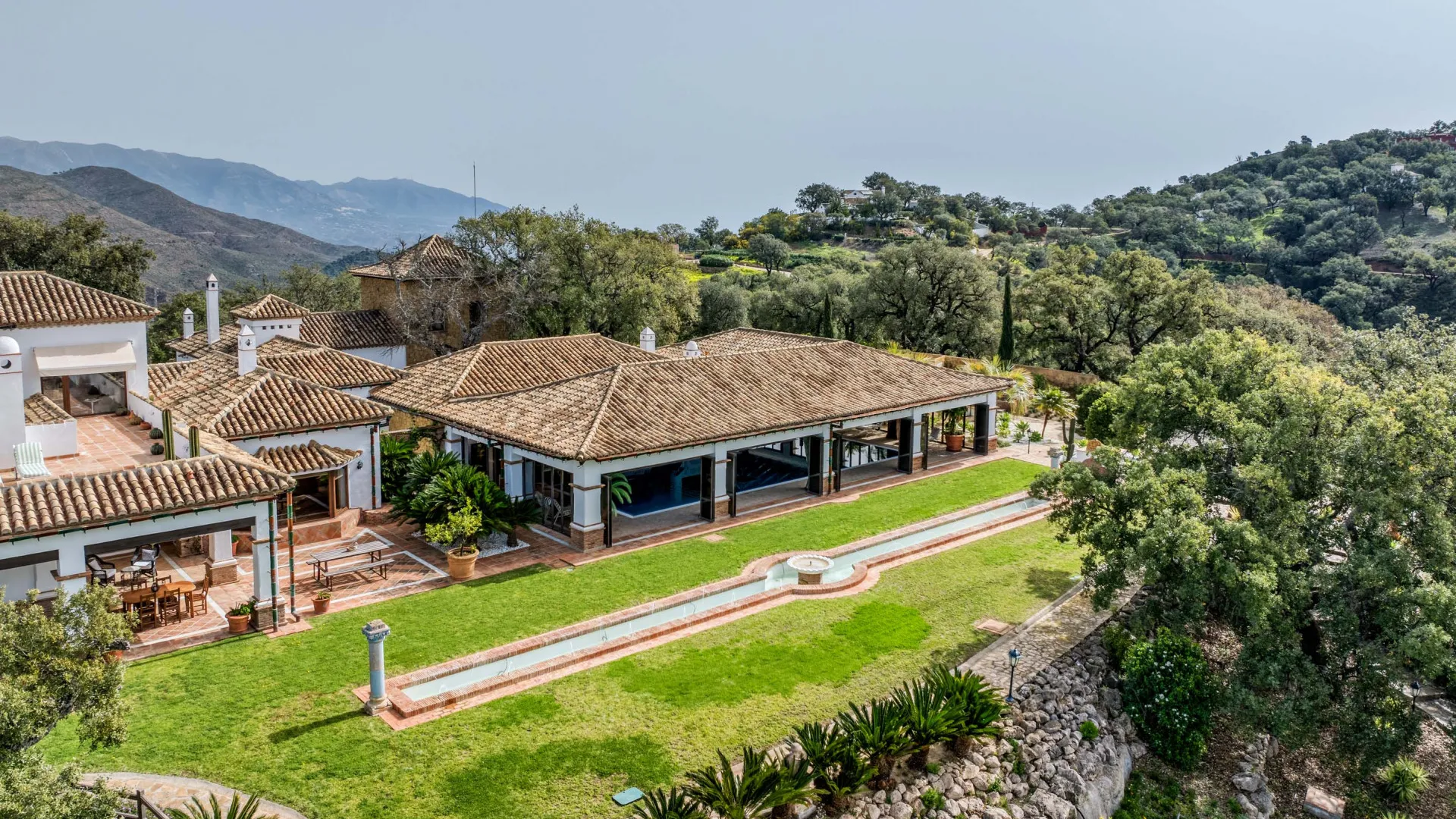 Villa a la venta de 7 dormitorios en Elviria