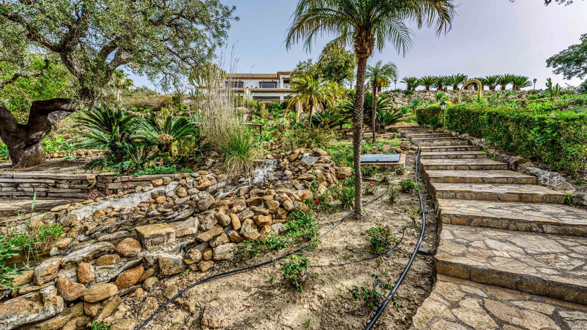 Villa a la venta de 7 dormitorios en Elviria