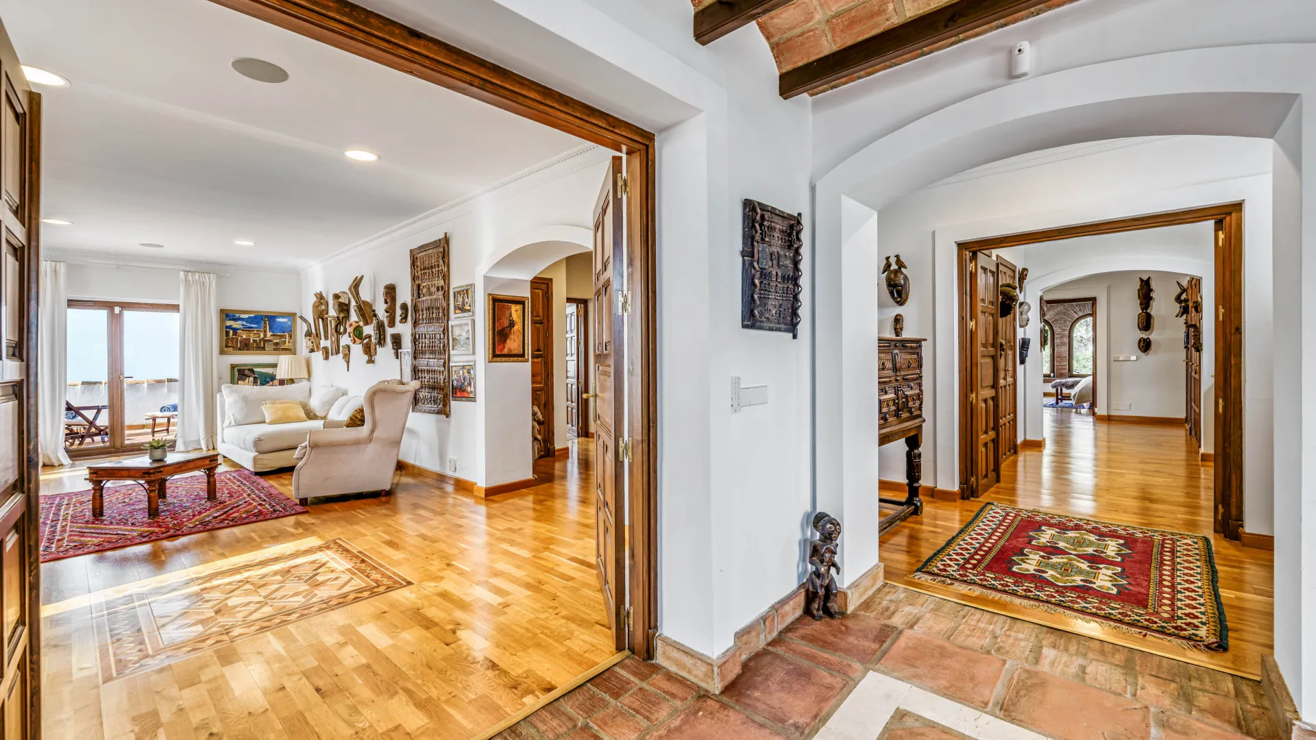 Villa a la venta de 7 dormitorios en Elviria