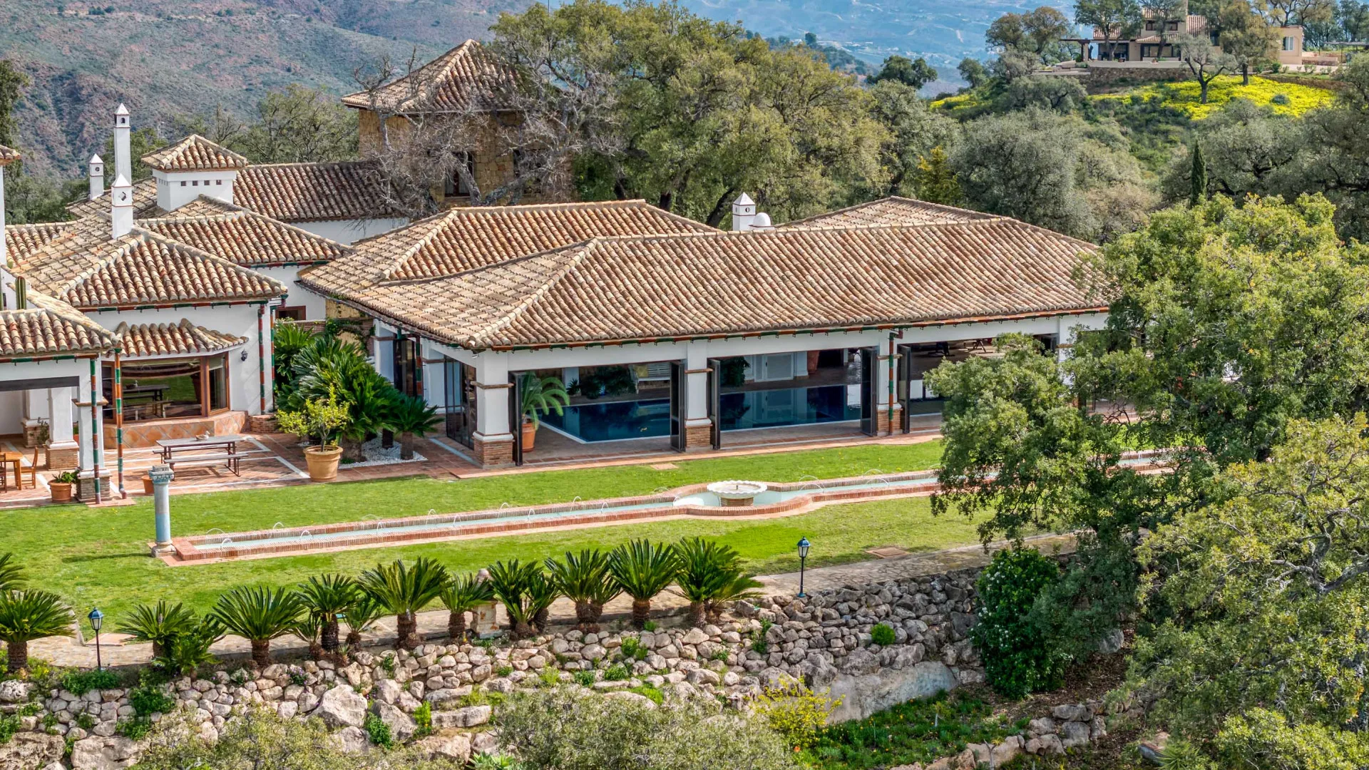 Villa a la venta de 7 dormitorios en Elviria