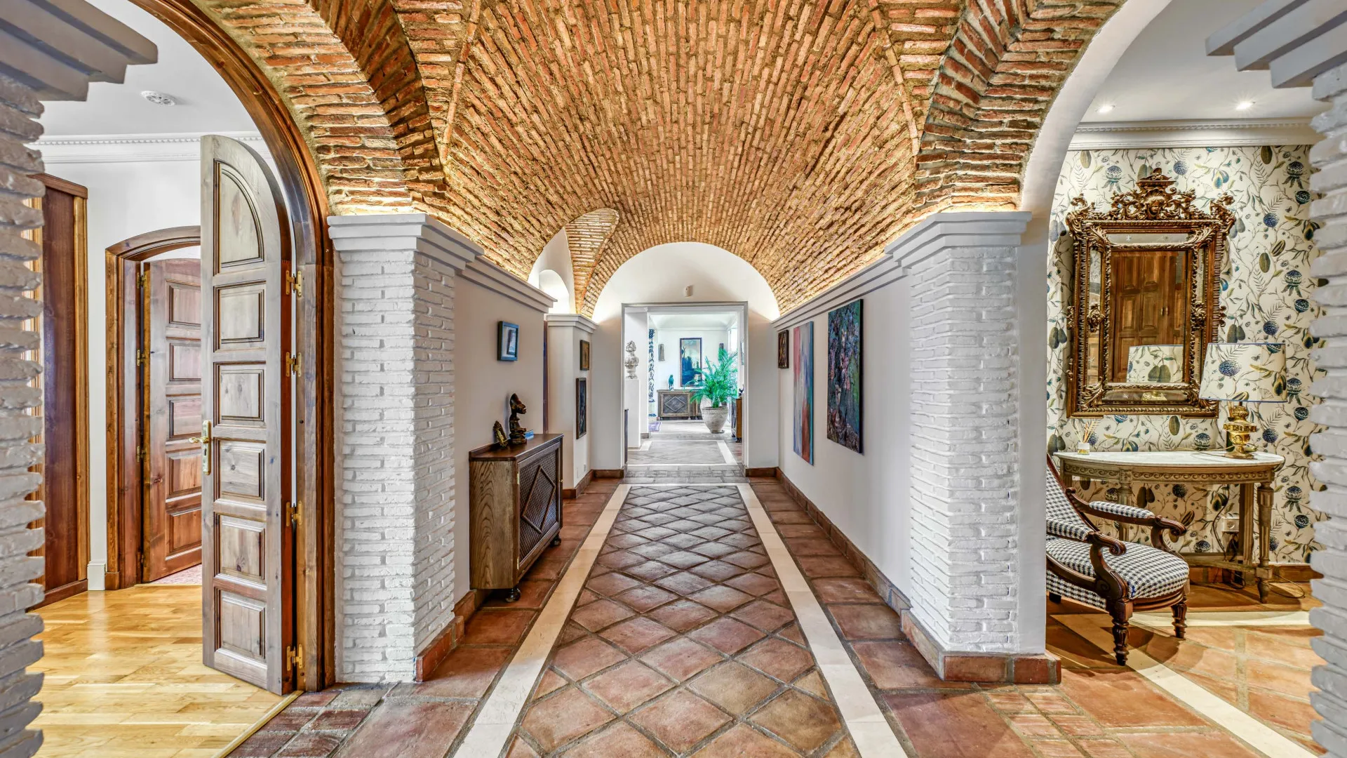 Villa a la venta de 7 dormitorios en Elviria