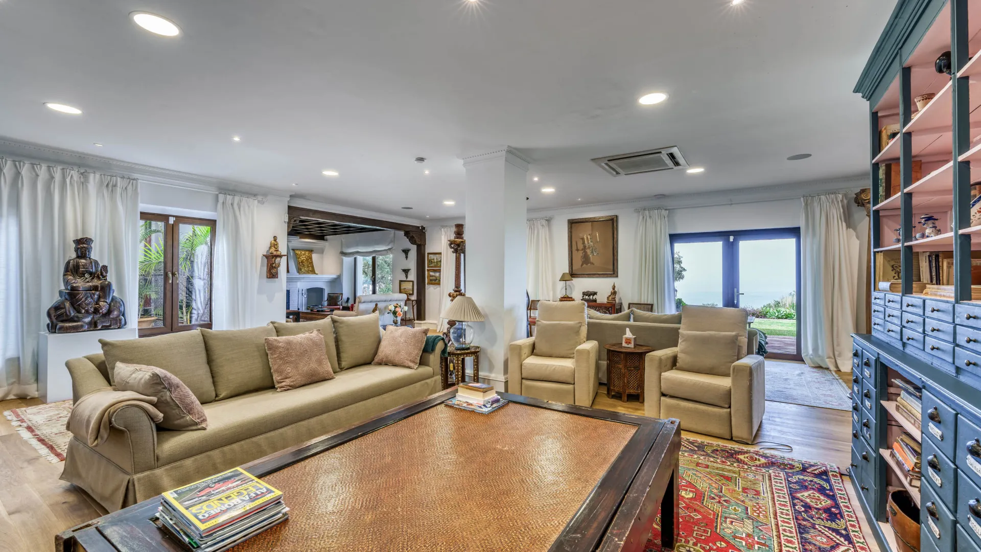 Villa a la venta de 7 dormitorios en Elviria