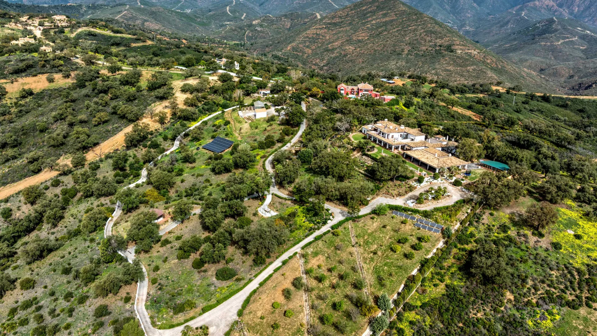 Villa a la venta de 7 dormitorios en Elviria