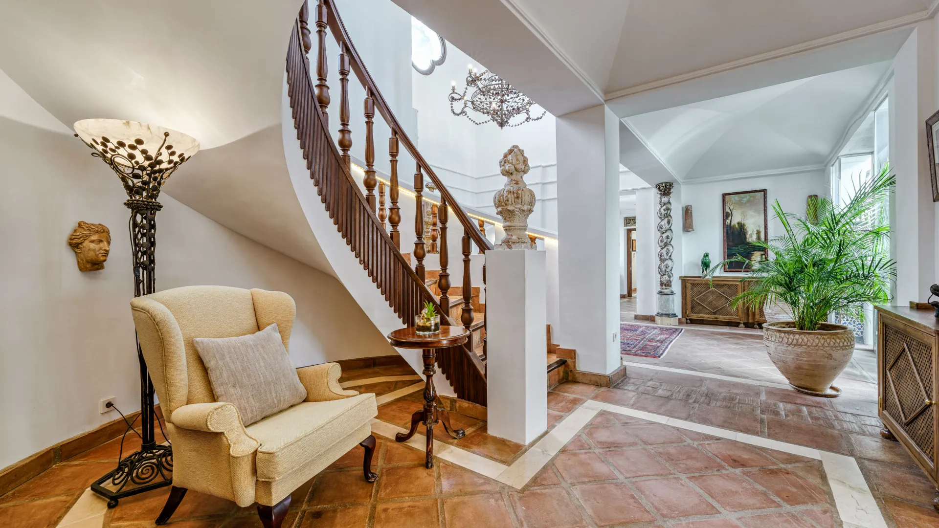 Villa a la venta de 7 dormitorios en Elviria