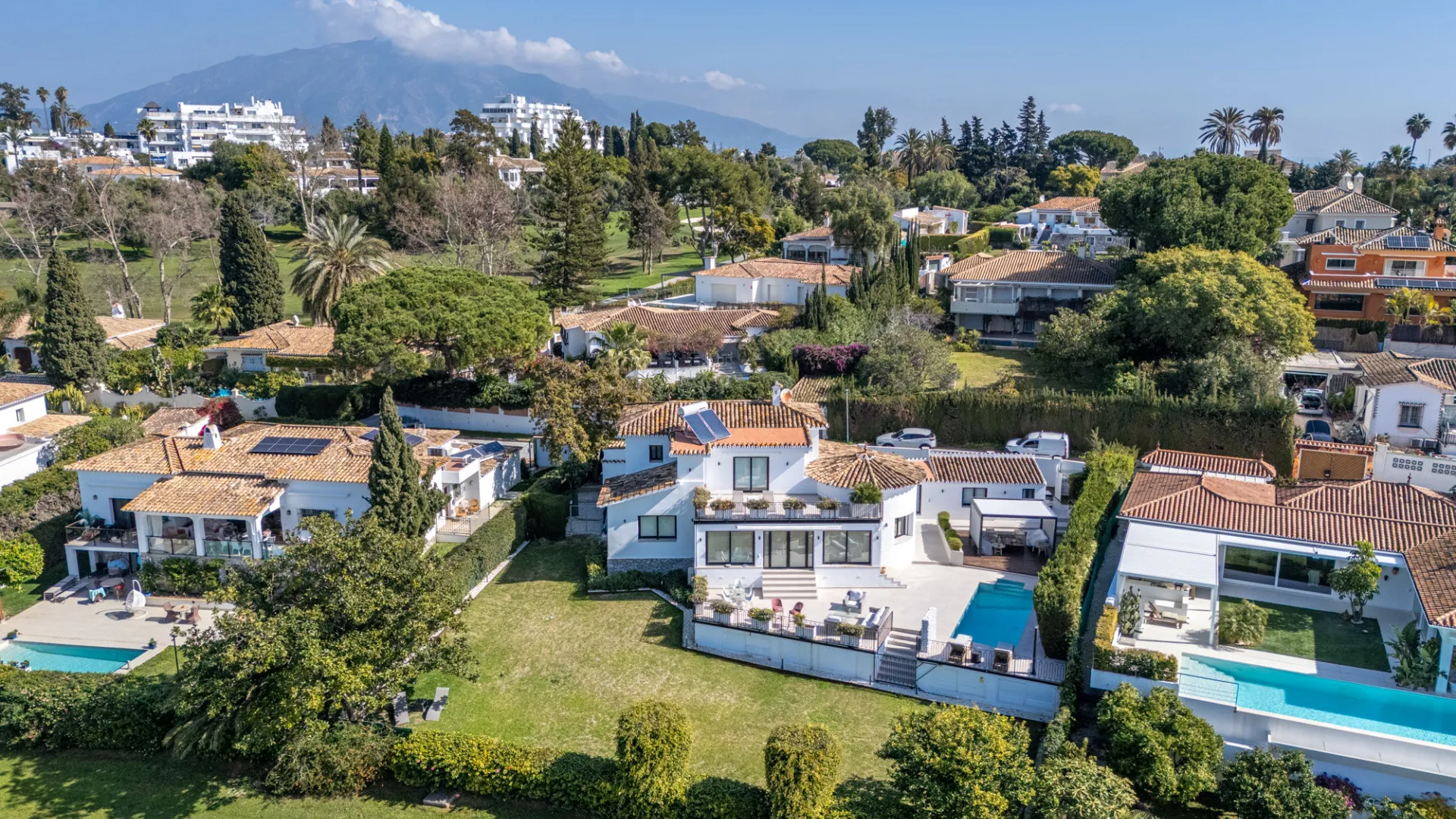 Villa for sale in Guadalmina Alta