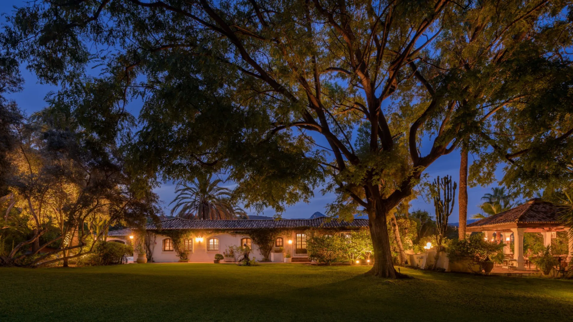 For sale 6 bedrooms cortijo in Benahavis