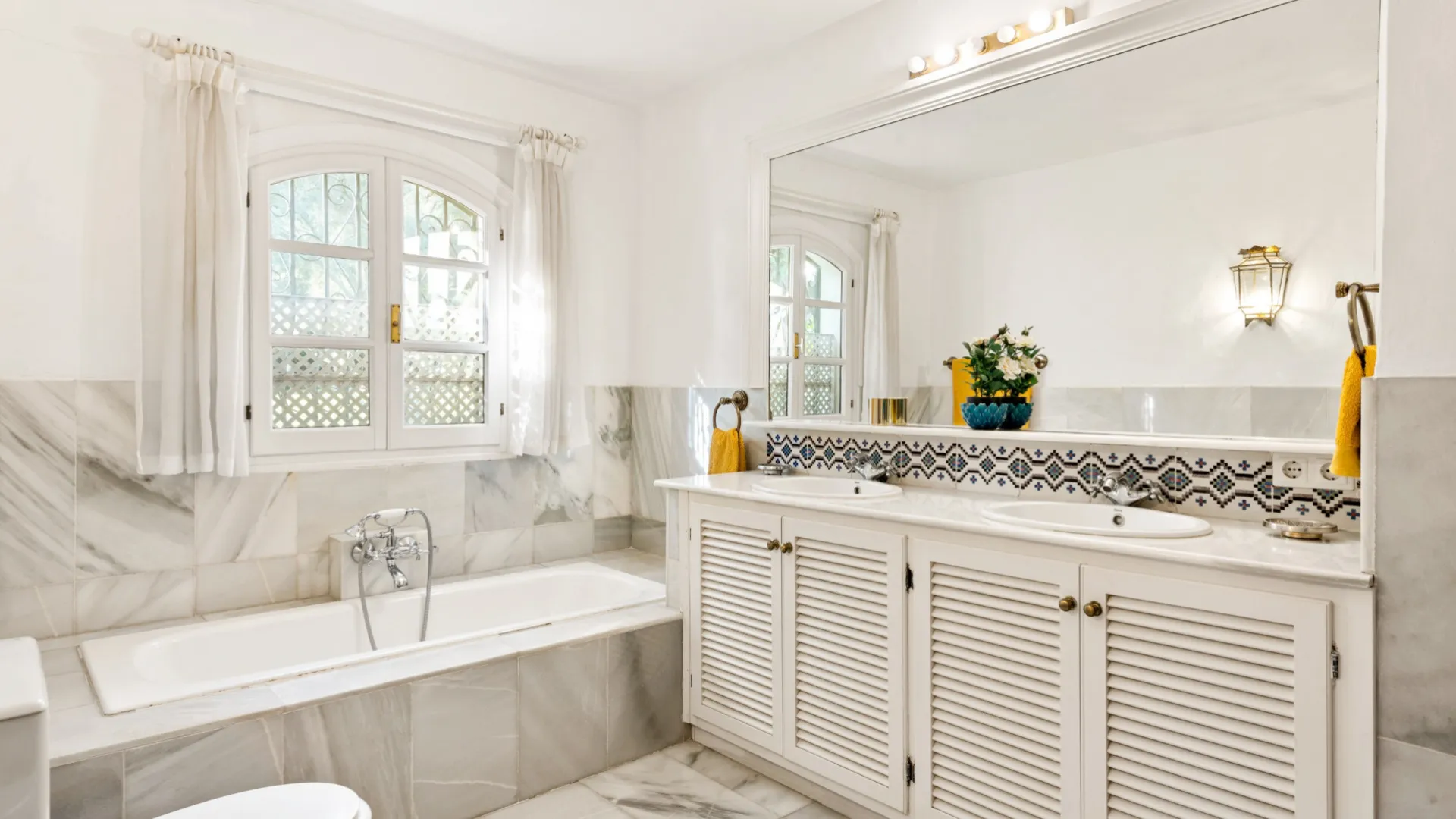 For sale 6 bedrooms cortijo in Benahavis