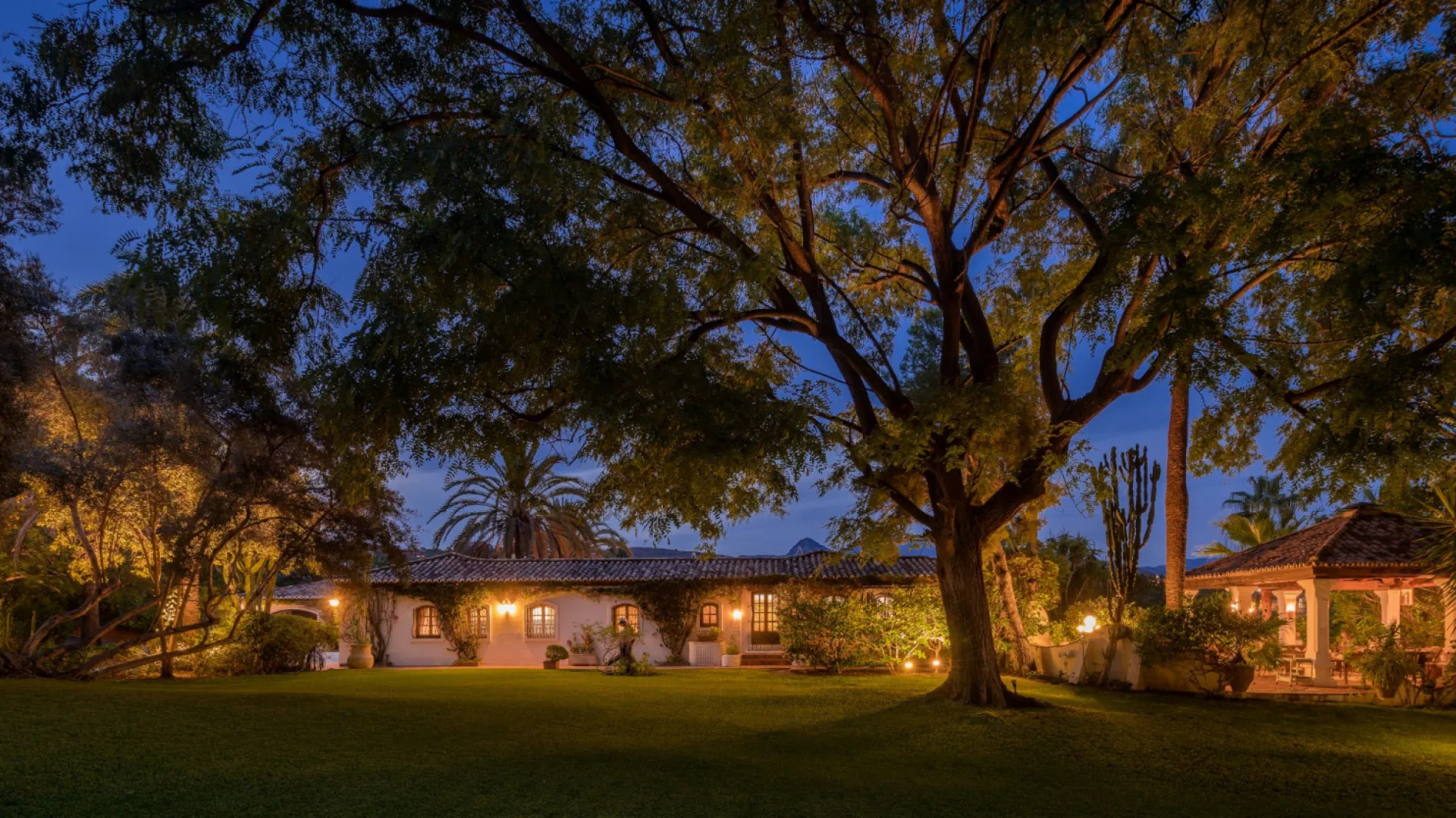 For sale 6 bedrooms cortijo in Benahavis