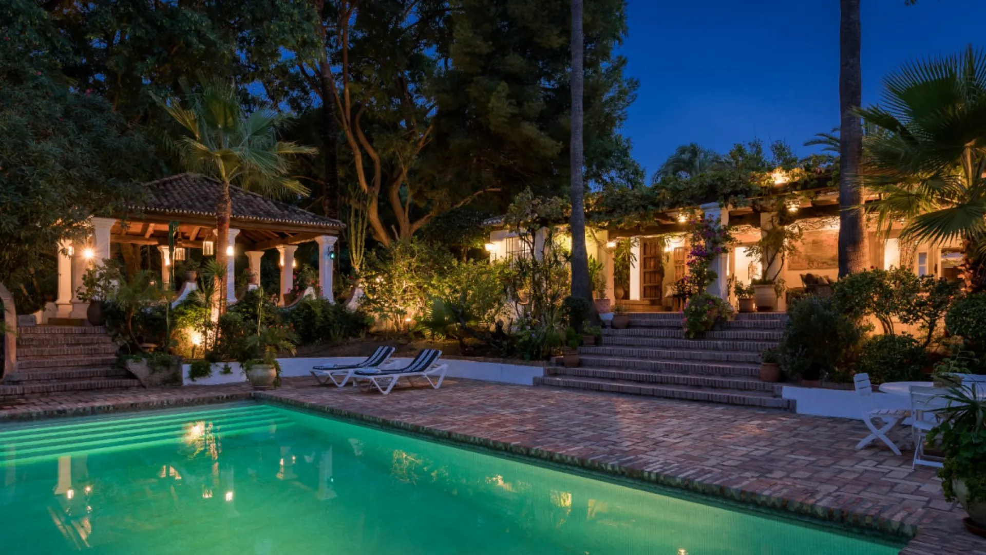 For sale 6 bedrooms cortijo in Benahavis