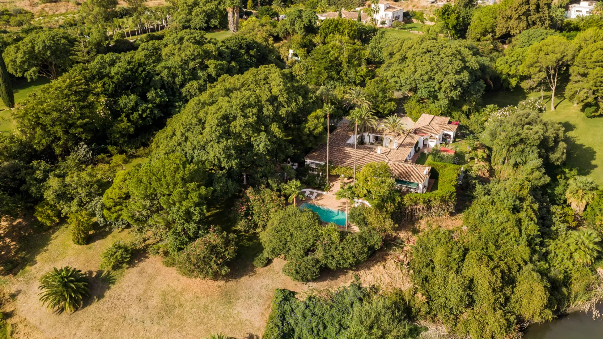 For sale 6 bedrooms cortijo in Benahavis