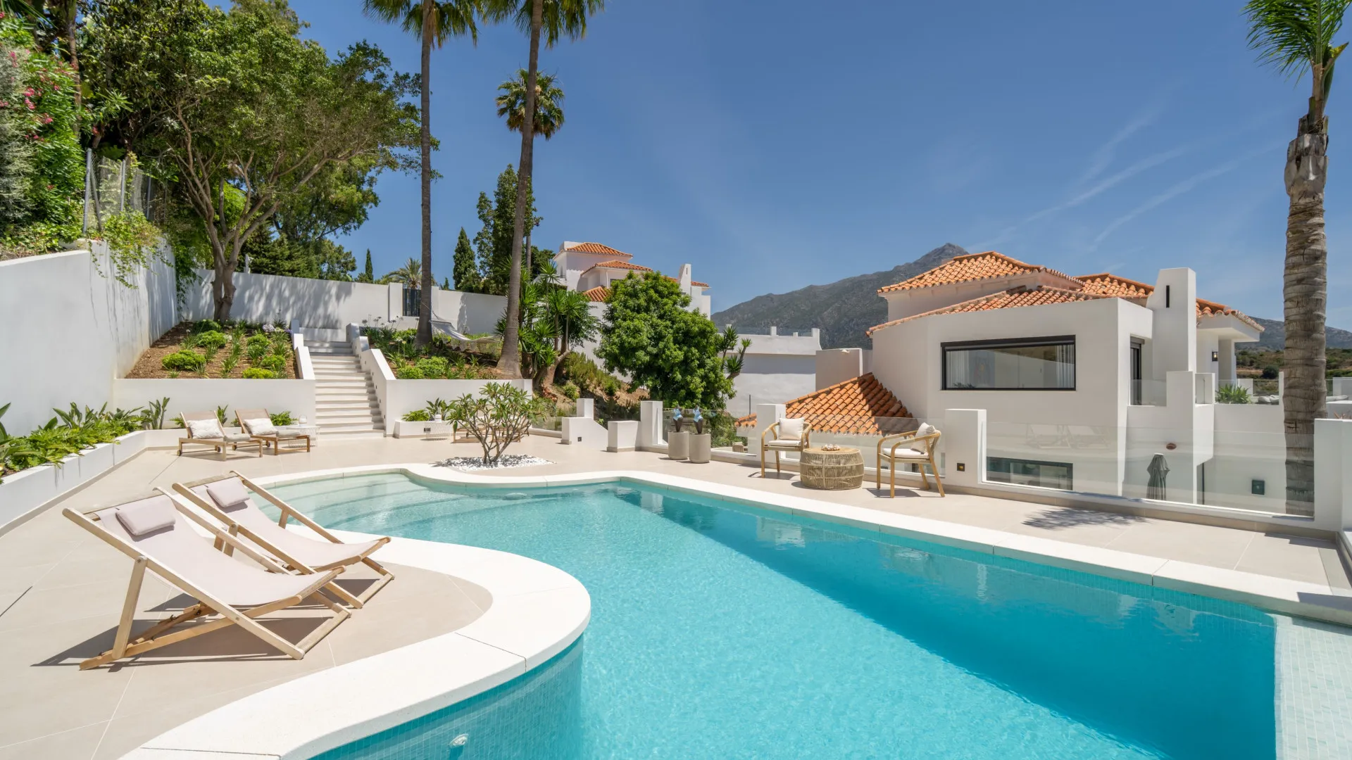 Las Lomas de Nueva Andalucia villa for sale