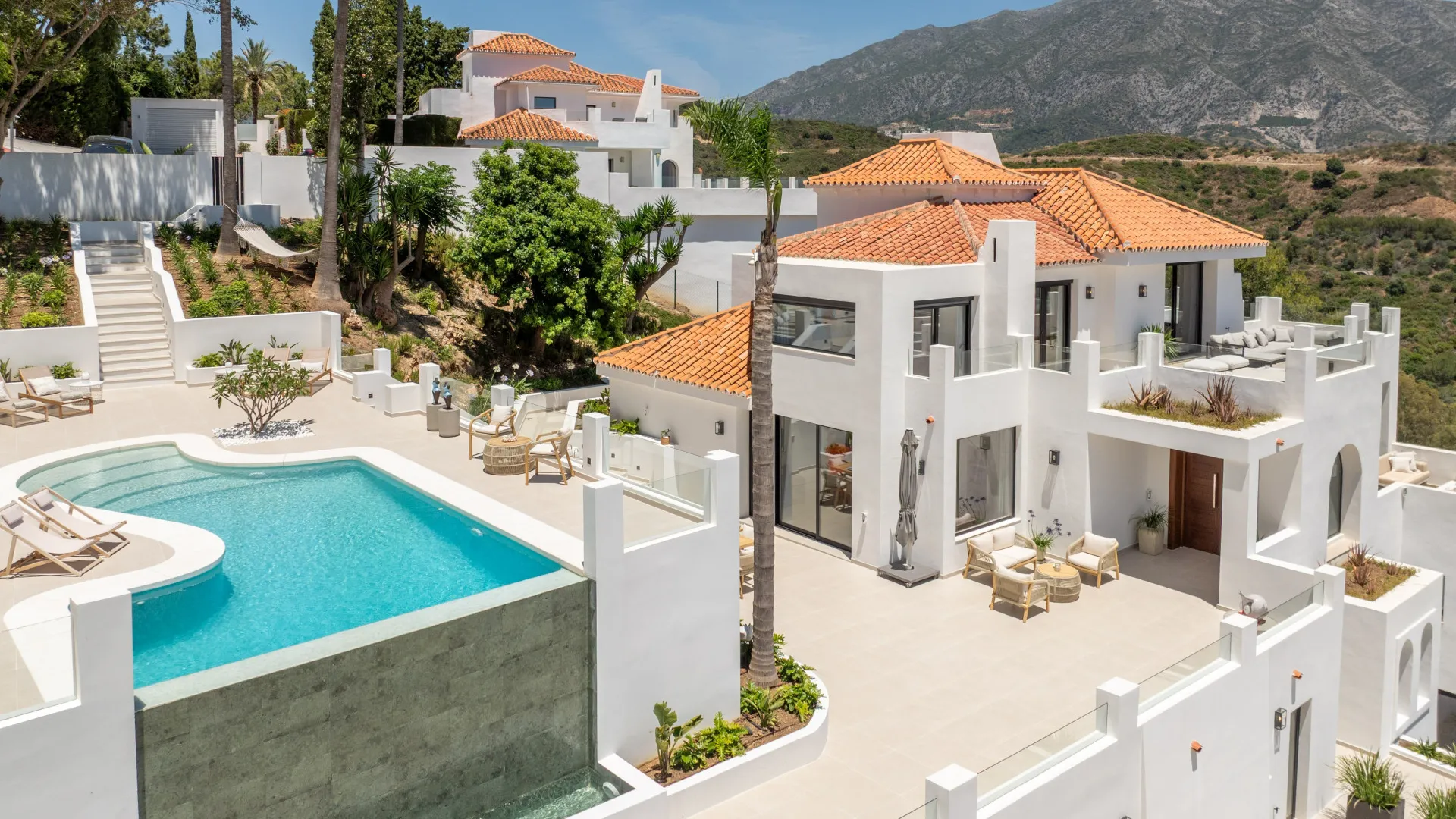 Las Lomas de Nueva Andalucia villa for sale
