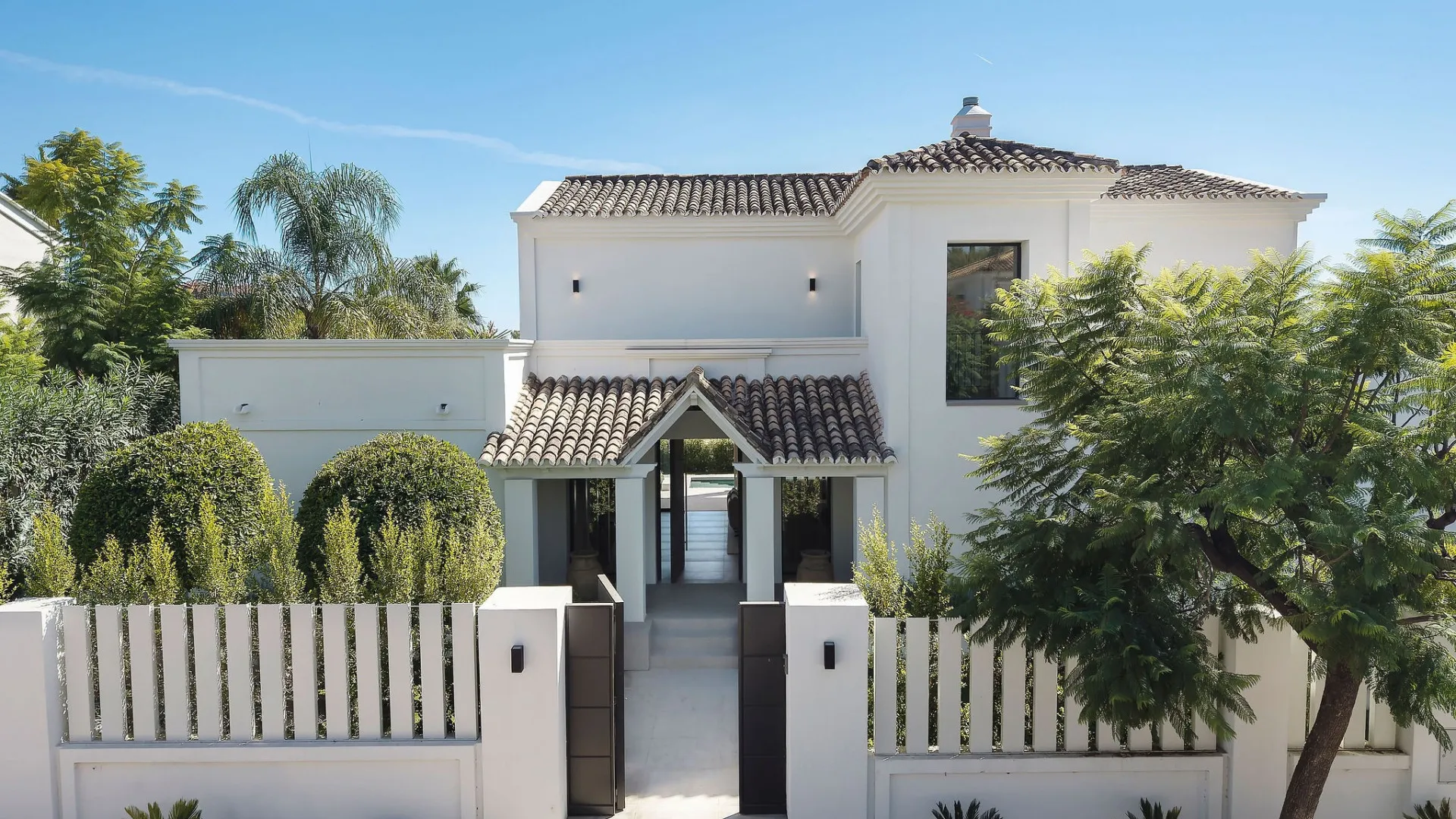 Se vende villa de 5 dormitorios en Los Naranjos