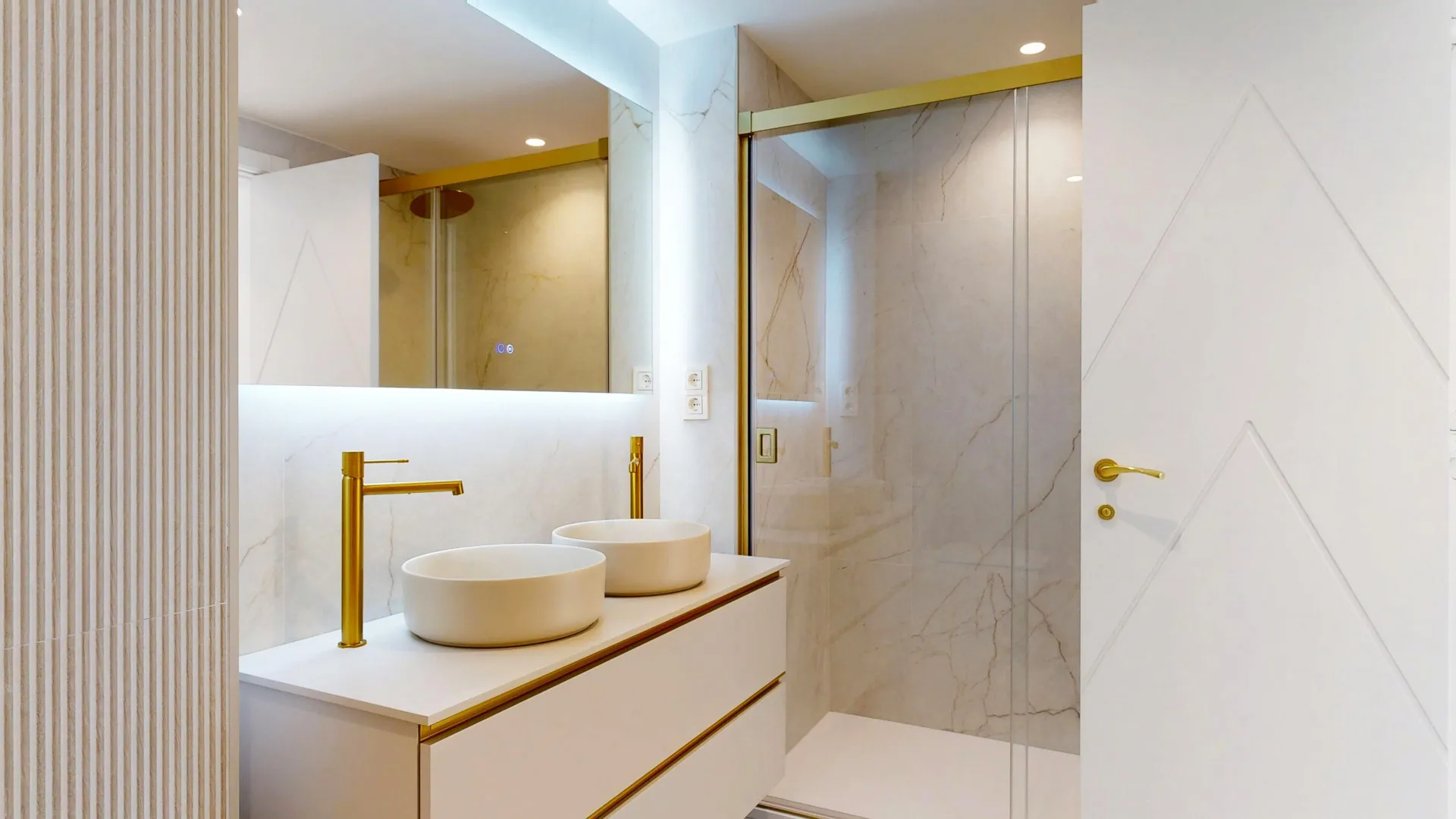 For sale Rio Real apartment with 4 bedrooms