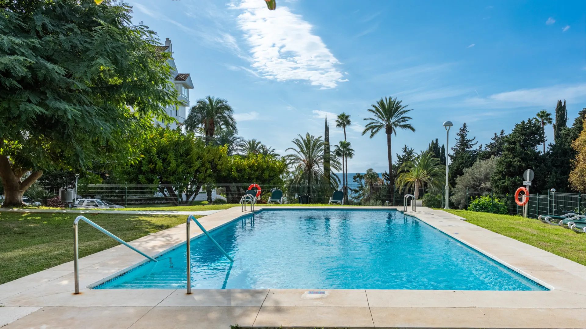 For sale Rio Real apartment with 4 bedrooms