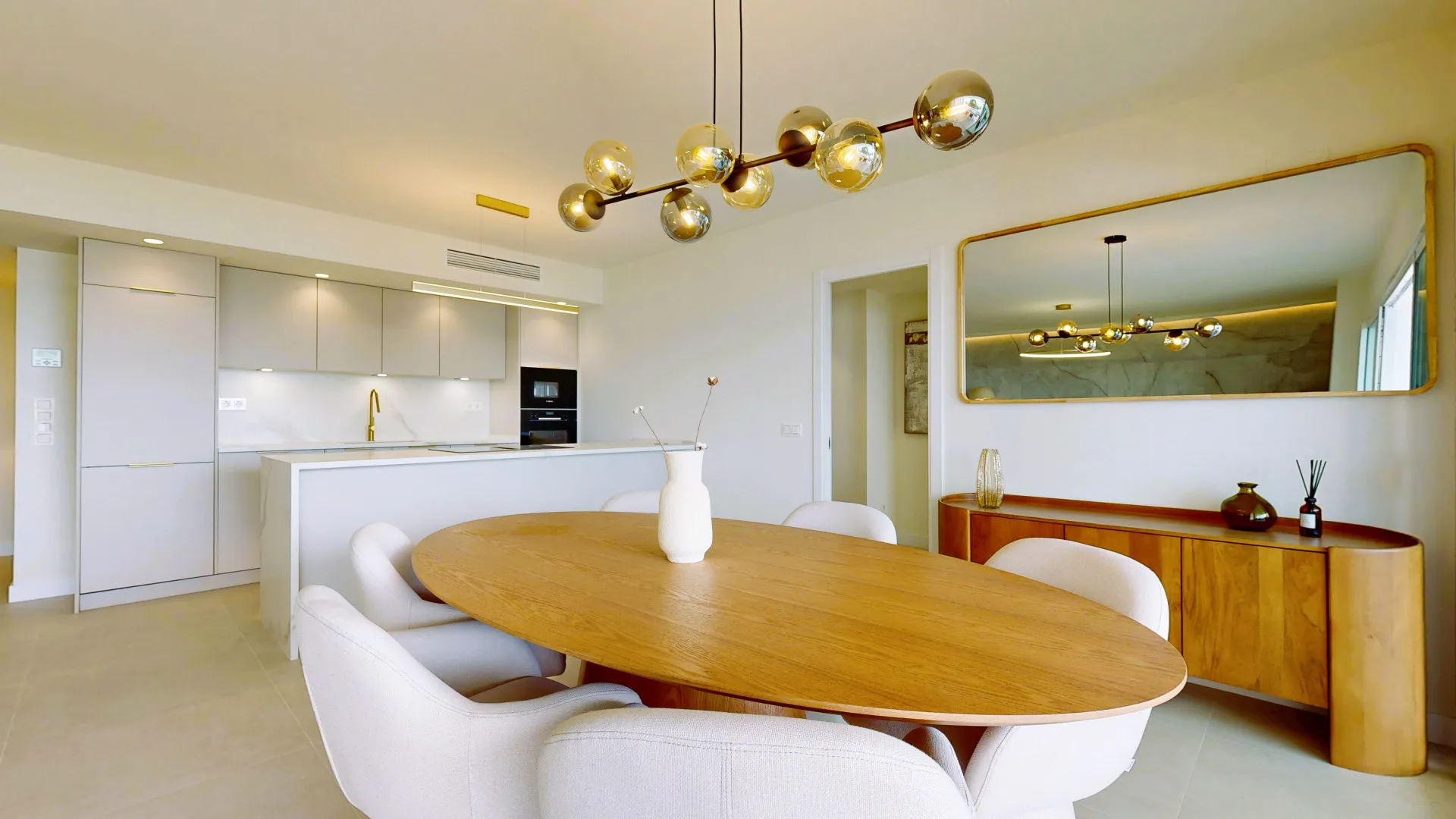 For sale Rio Real apartment with 4 bedrooms
