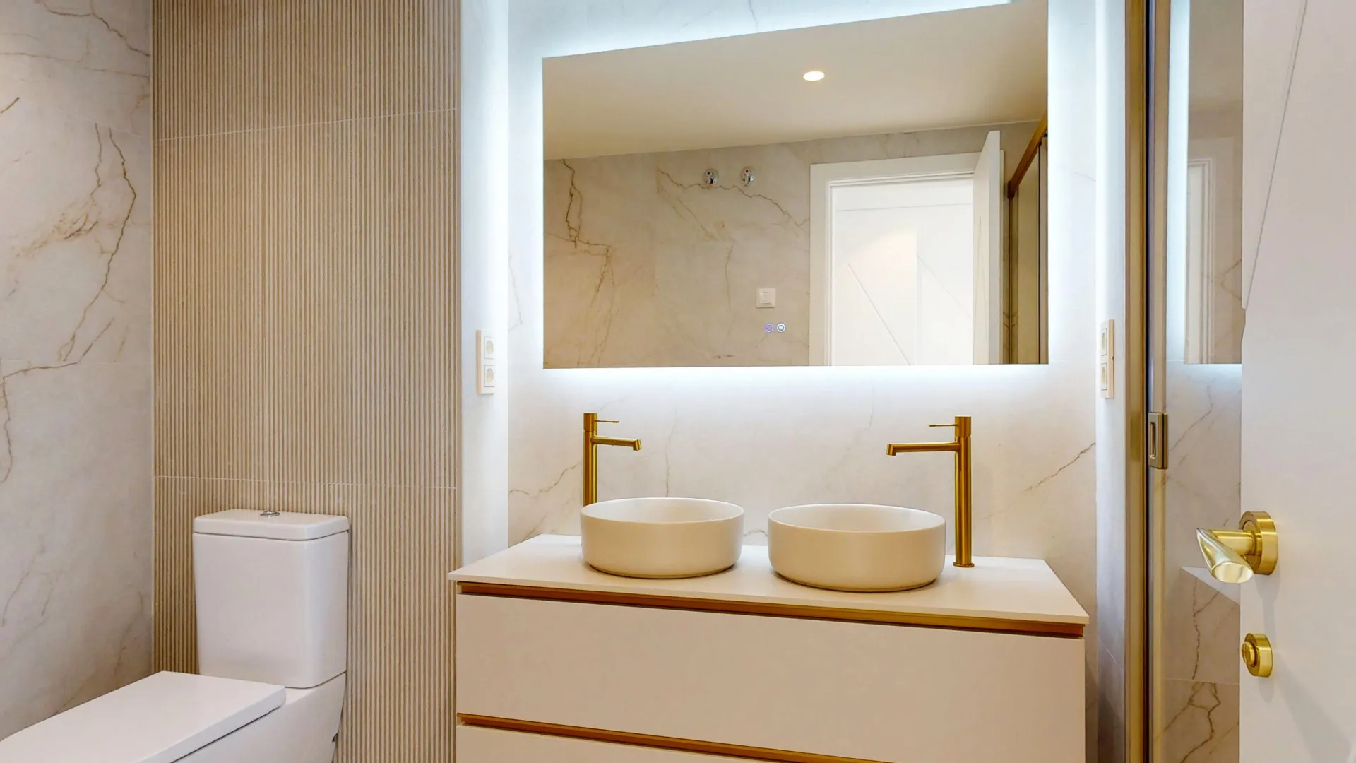 For sale Rio Real apartment with 4 bedrooms