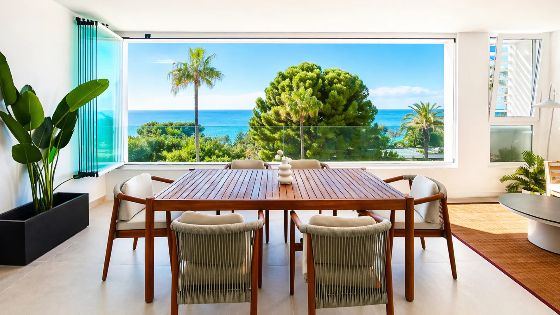 For sale Rio Real apartment with 4 bedrooms