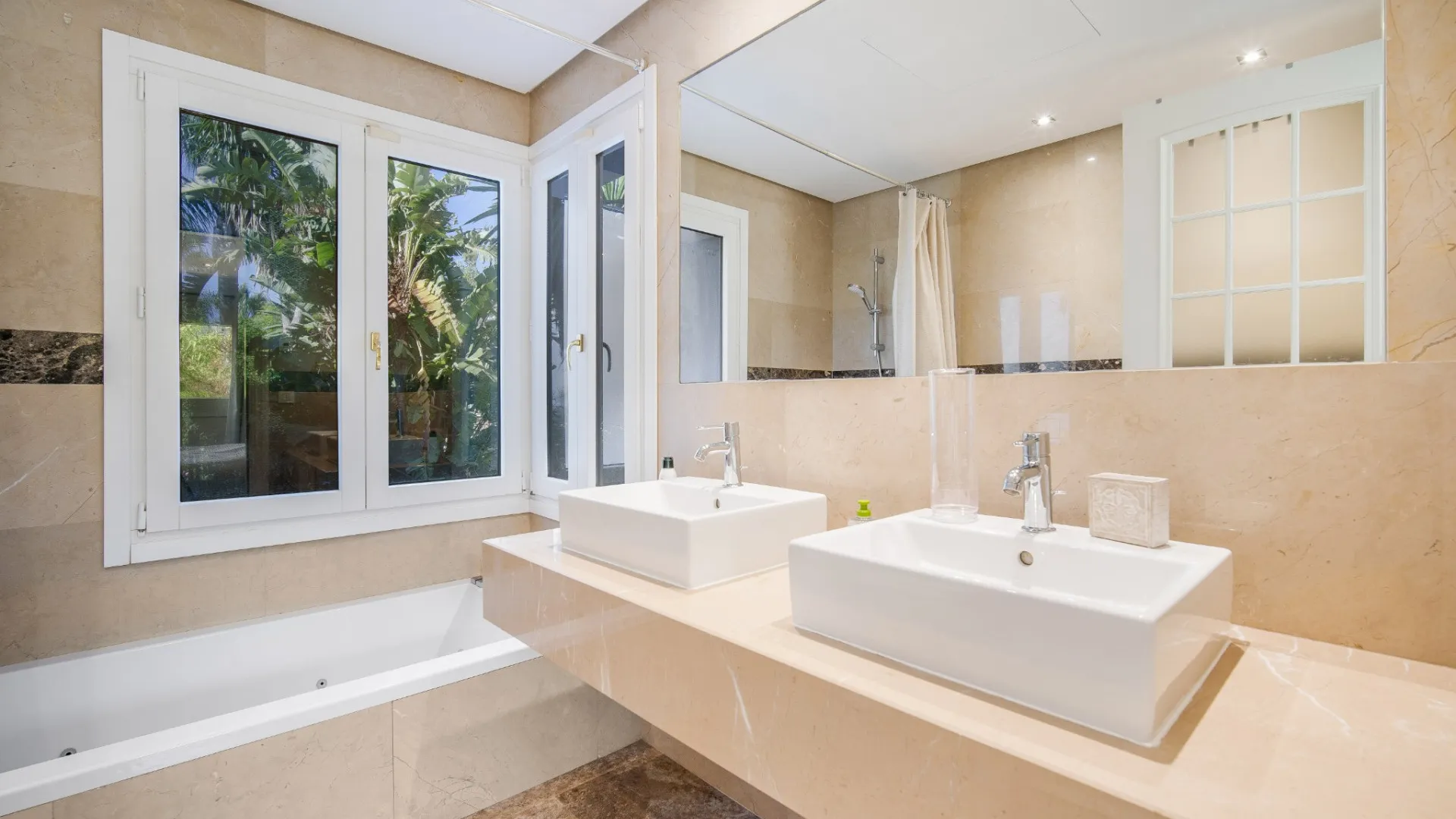 Buy villa with 5 bedrooms in Lomas de Magna Marbella