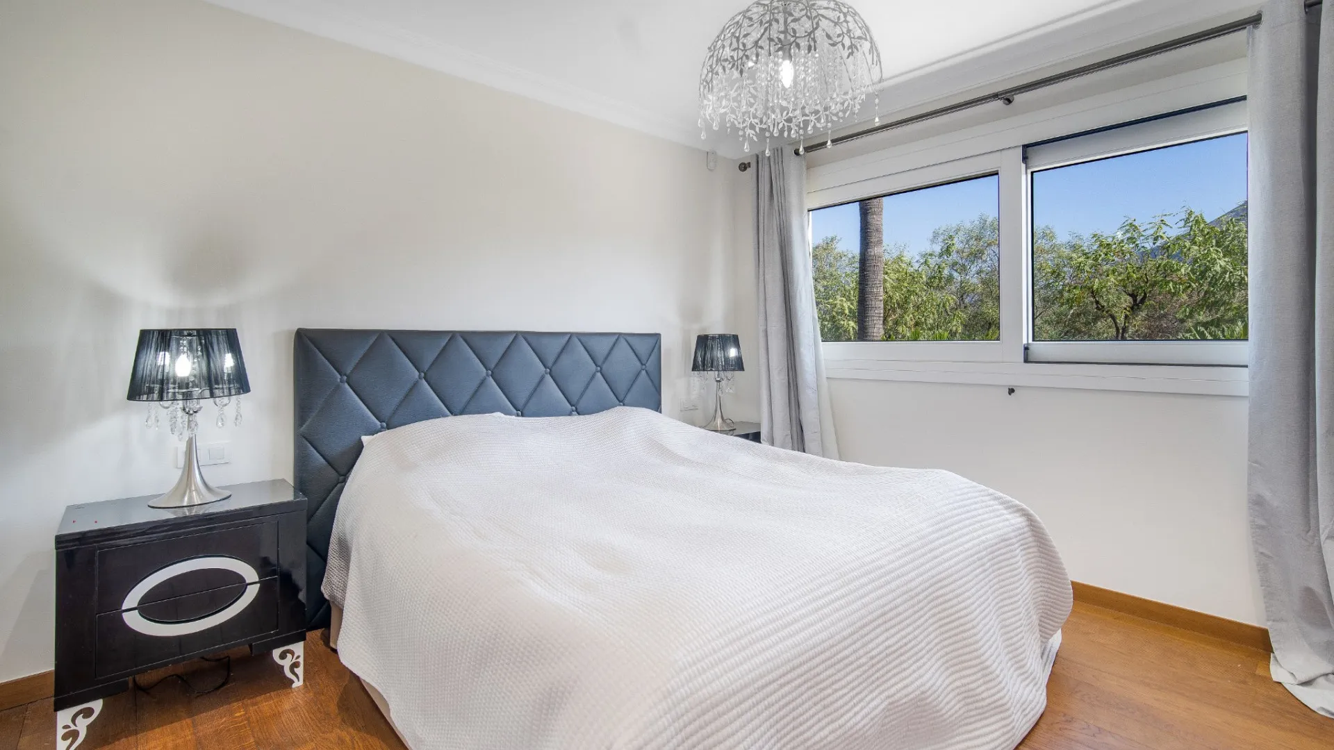 Buy villa with 5 bedrooms in Lomas de Magna Marbella